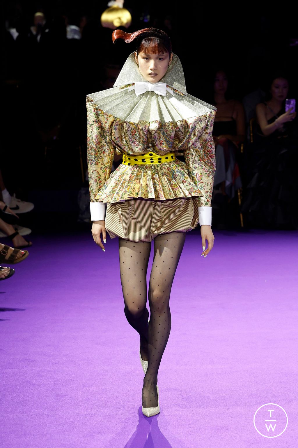 Fashion Week Paris Fall/Winter 2024 look 12 de la collection Viktor & Rolf couture