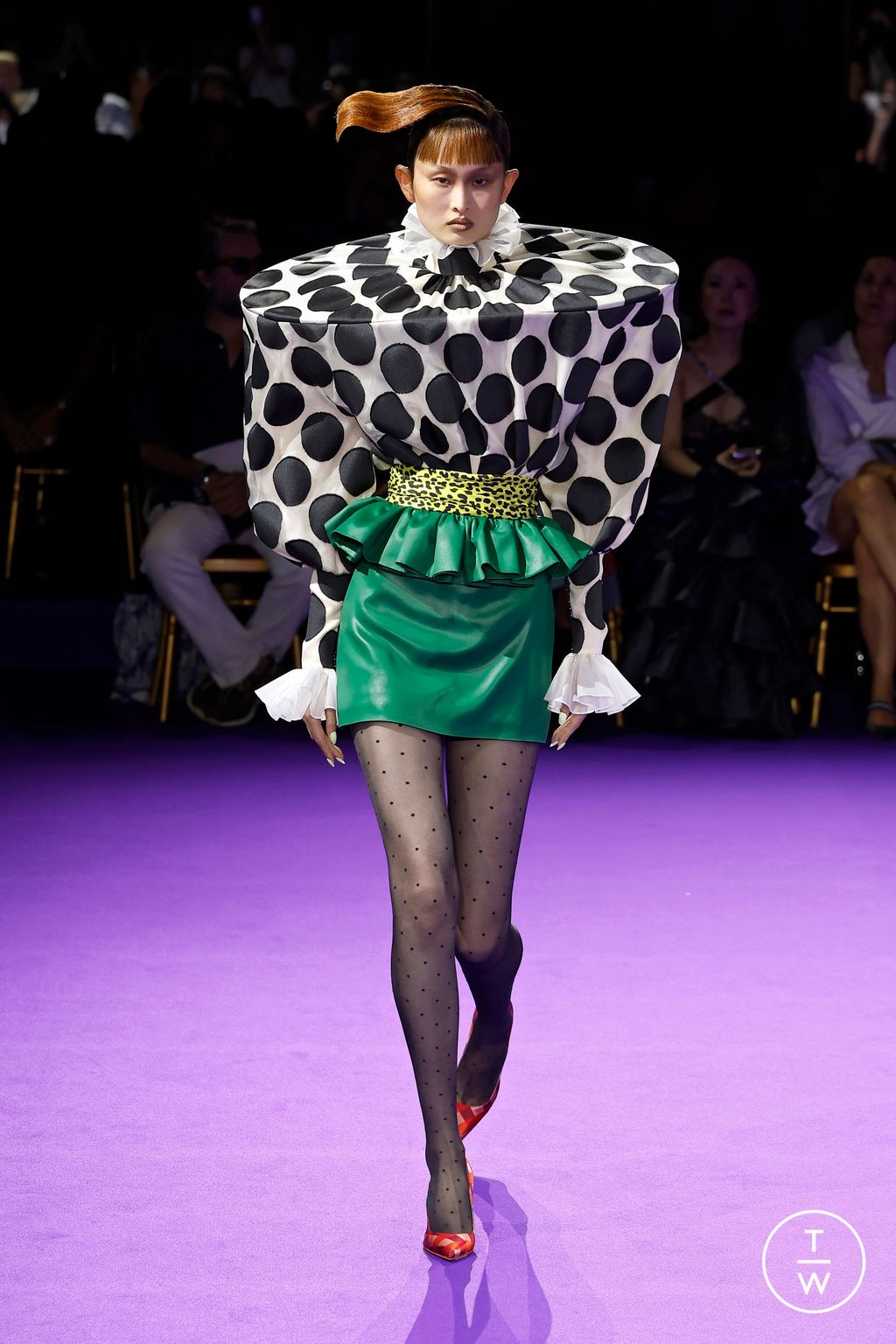 Fashion Week Paris Fall/Winter 2024 look 13 de la collection Viktor & Rolf couture