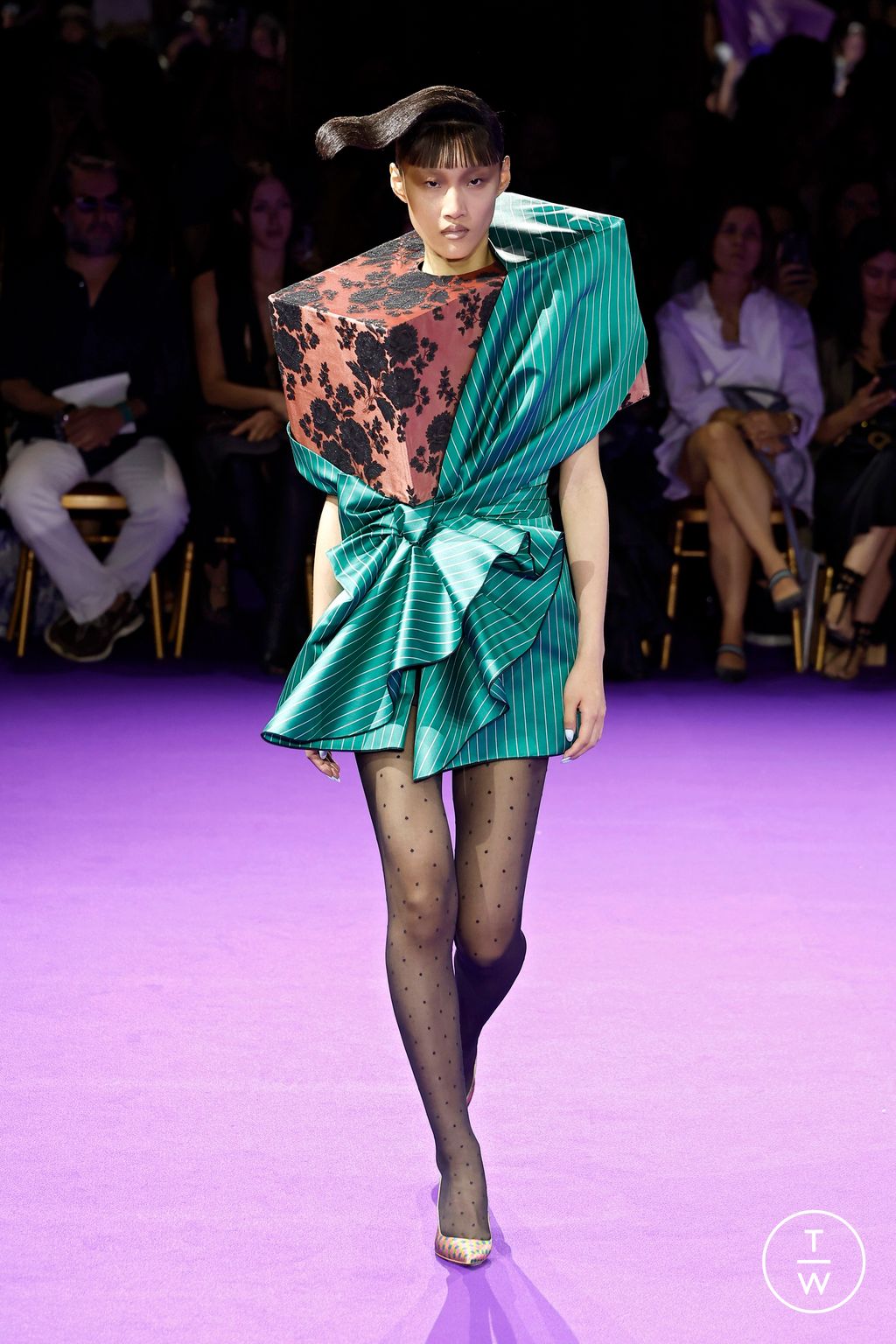 Fashion Week Paris Fall/Winter 2024 look 15 de la collection Viktor & Rolf couture