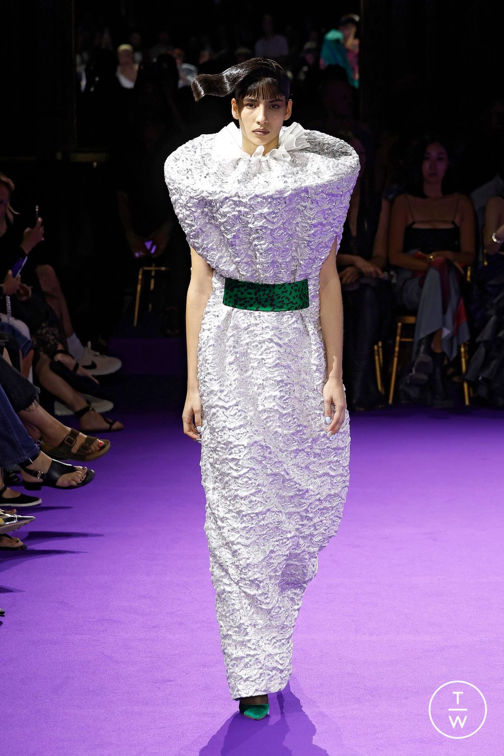 Fashion Week Paris Fall/Winter 2024 look 16 from the Viktor & Rolf collection couture