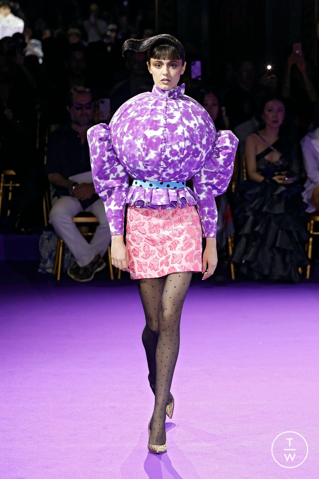Fashion Week Paris Fall/Winter 2024 look 18 from the Viktor & Rolf collection couture