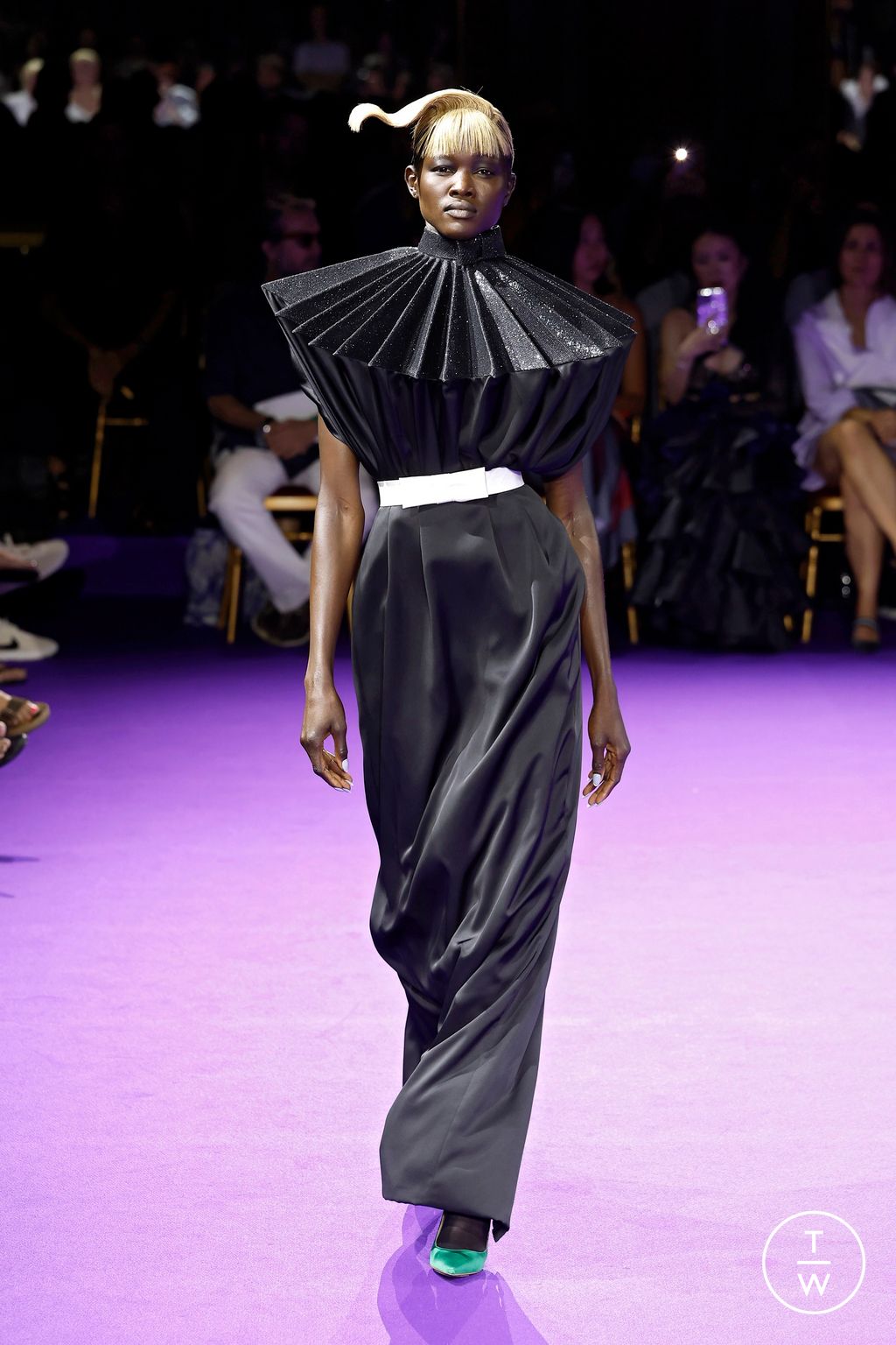 Fashion Week Paris Fall/Winter 2024 look 19 from the Viktor & Rolf collection 高级定制