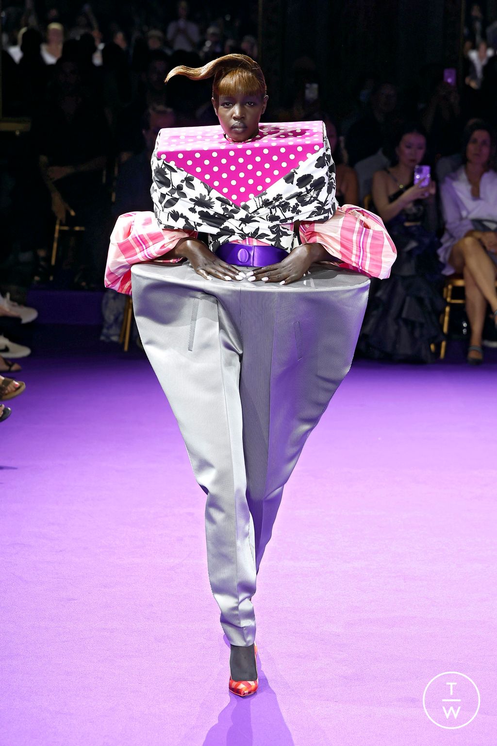 Fashion Week Paris Fall/Winter 2024 look 20 from the Viktor & Rolf collection couture