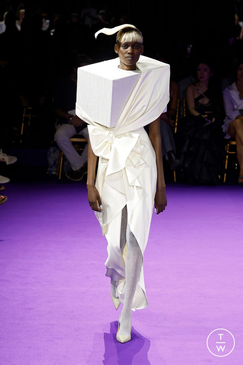 Fashion Week Paris Fall/Winter 2024 look 21 from the Viktor & Rolf collection couture