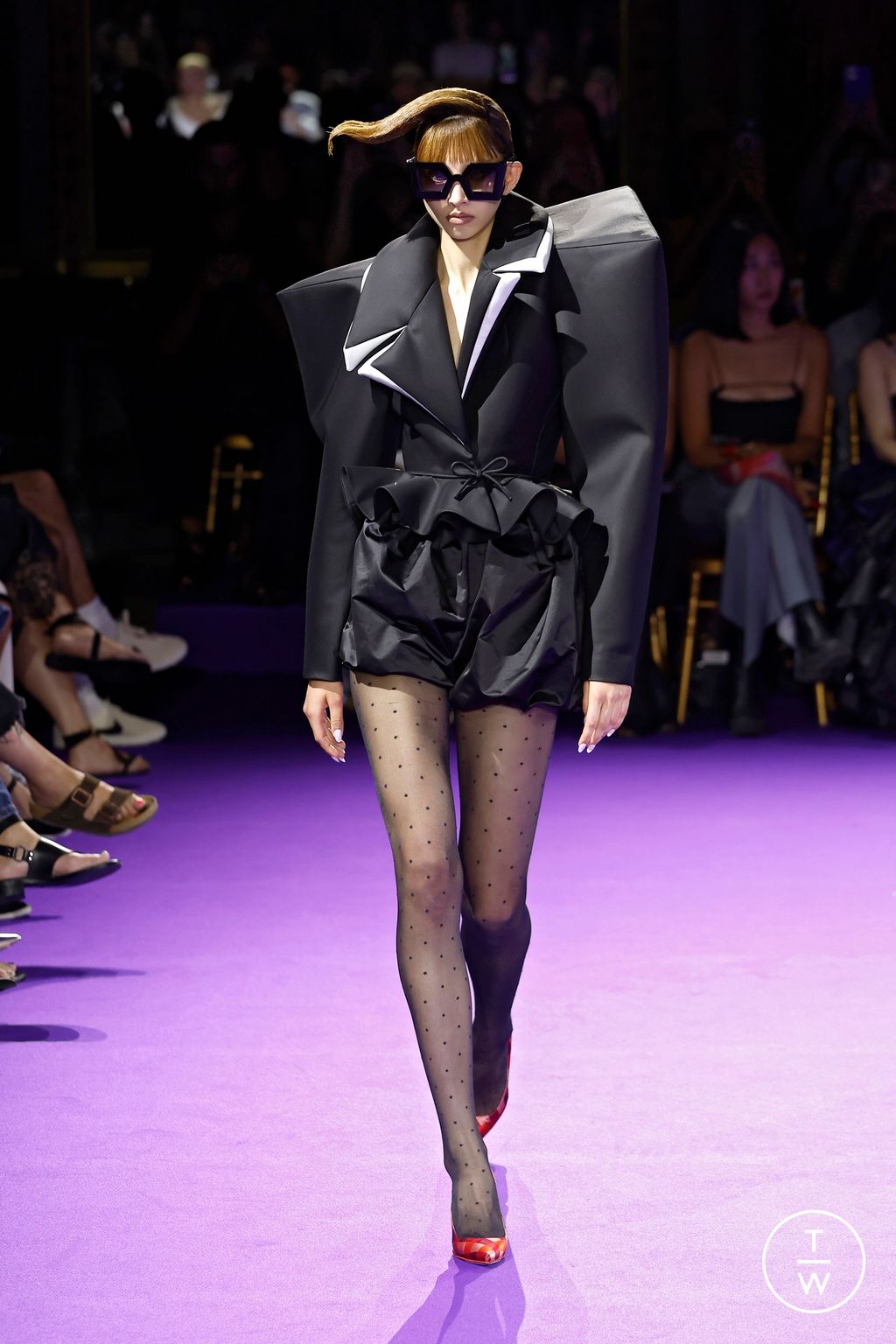 Fashion Week Paris Fall/Winter 2024 look 22 from the Viktor & Rolf collection 高级定制