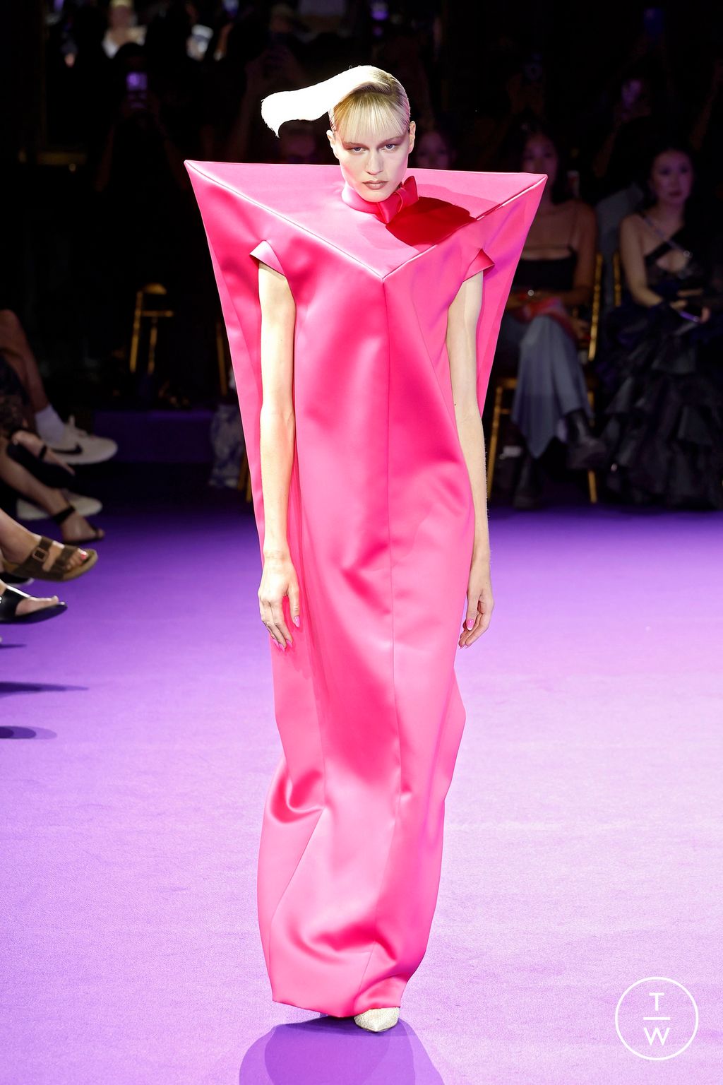 Fashion Week Paris Fall/Winter 2024 look 23 from the Viktor & Rolf collection couture