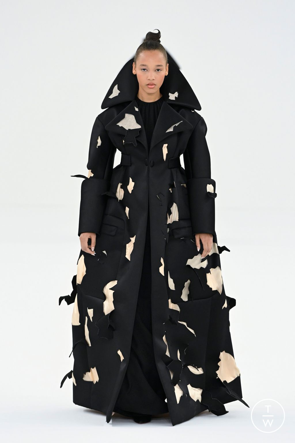 Fashion Week Paris Spring/Summer 2024 look 2 from the Viktor & Rolf collection 高级定制