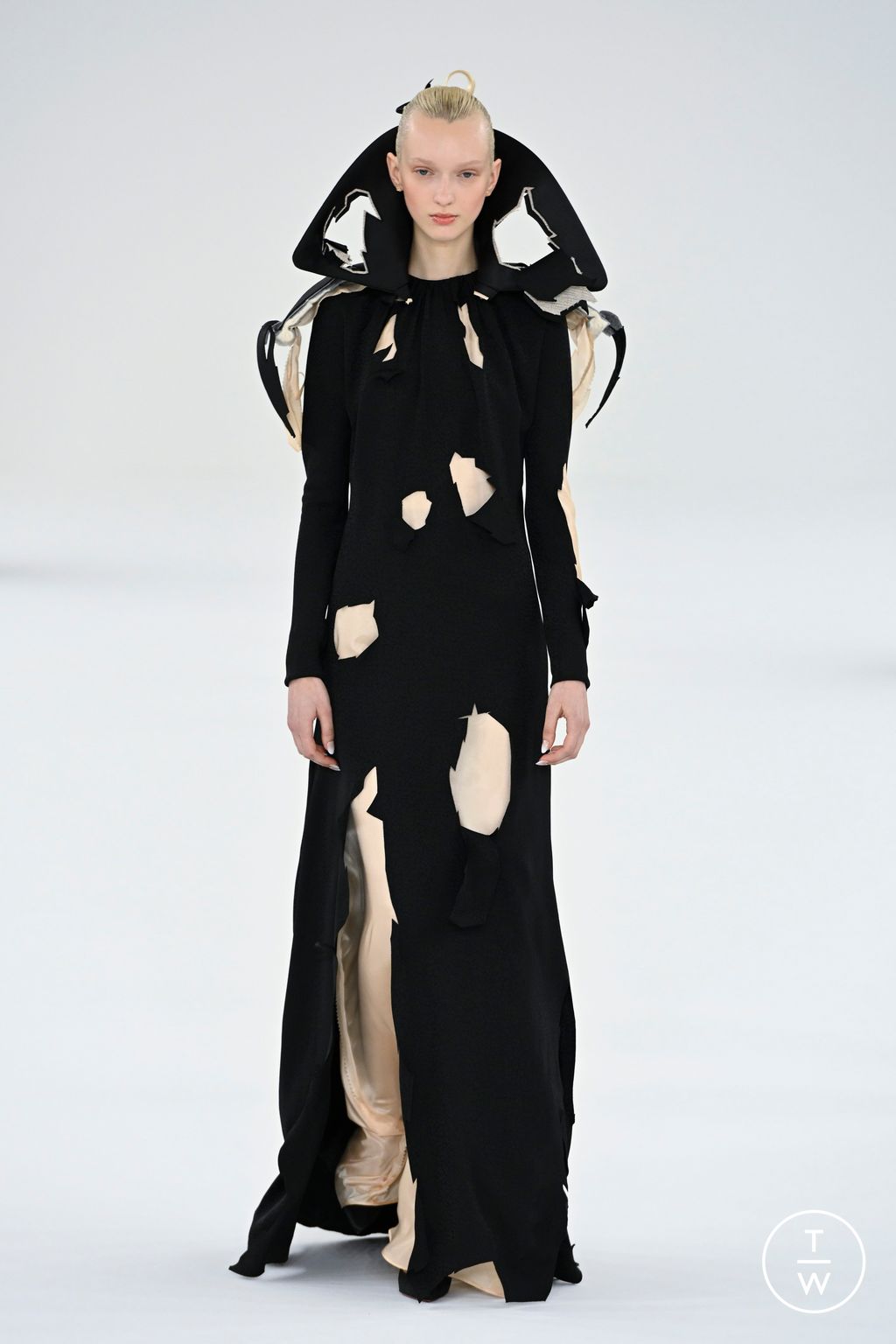 Fashion Week Paris Spring/Summer 2024 look 4 from the Viktor & Rolf collection couture