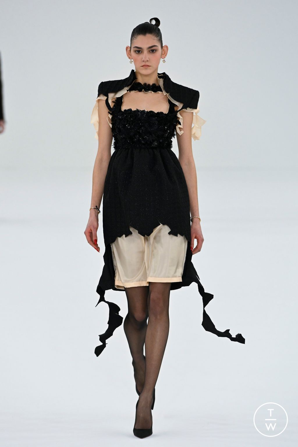 Fashion Week Paris Spring/Summer 2024 look 8 from the Viktor & Rolf collection 高级定制