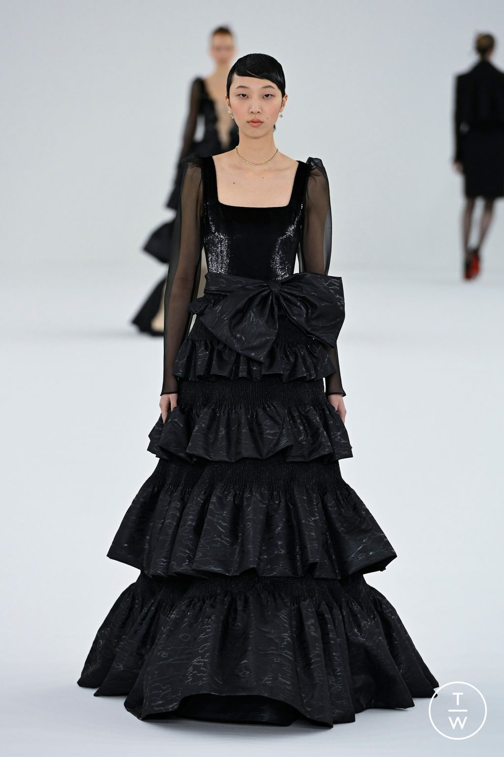Fashion Week Paris Spring/Summer 2024 look 9 from the Viktor & Rolf collection 高级定制