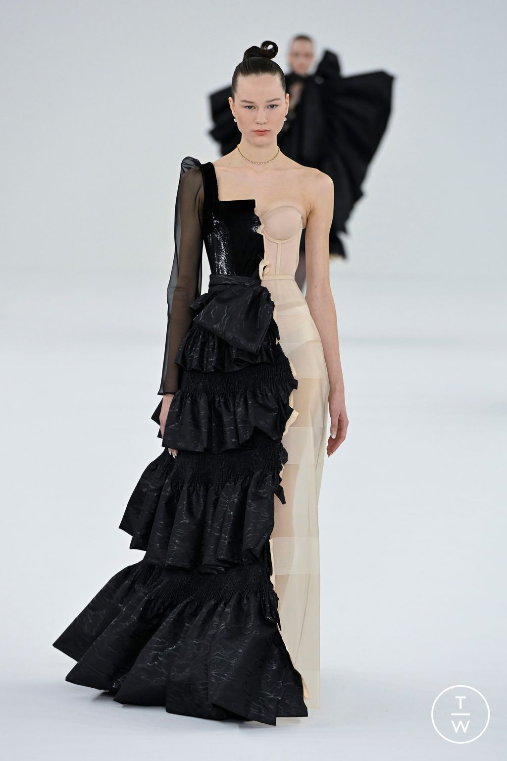 Fashion Week Paris Spring/Summer 2024 look 11 from the Viktor & Rolf collection couture