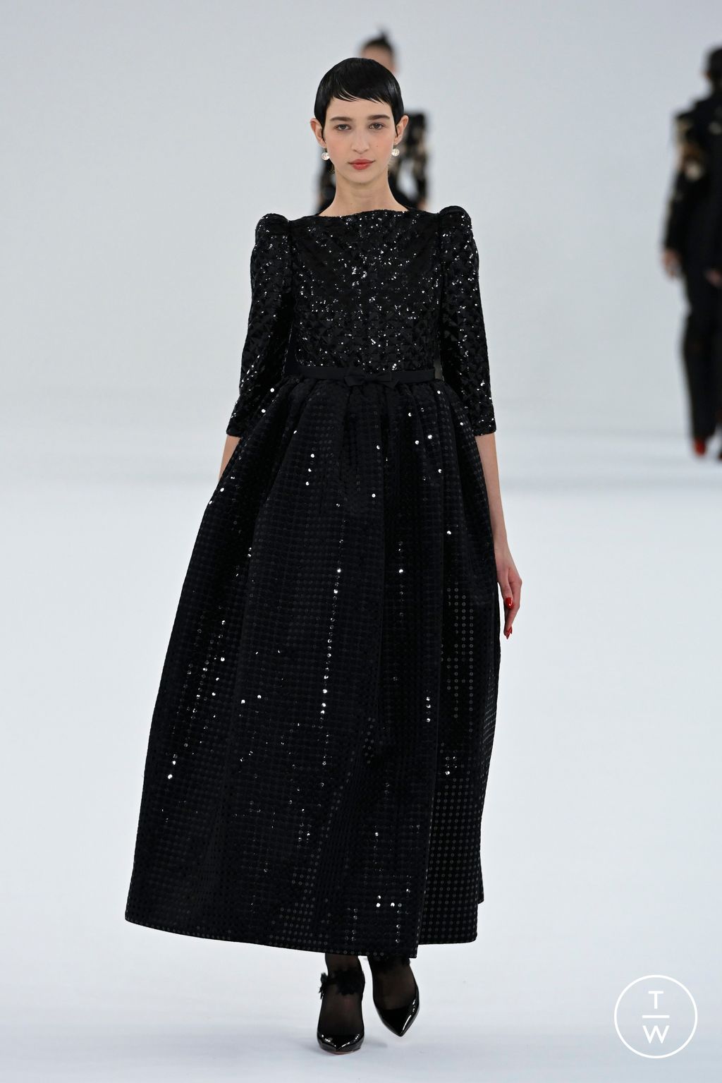Fashion Week Paris Spring/Summer 2024 look 17 from the Viktor & Rolf collection 高级定制