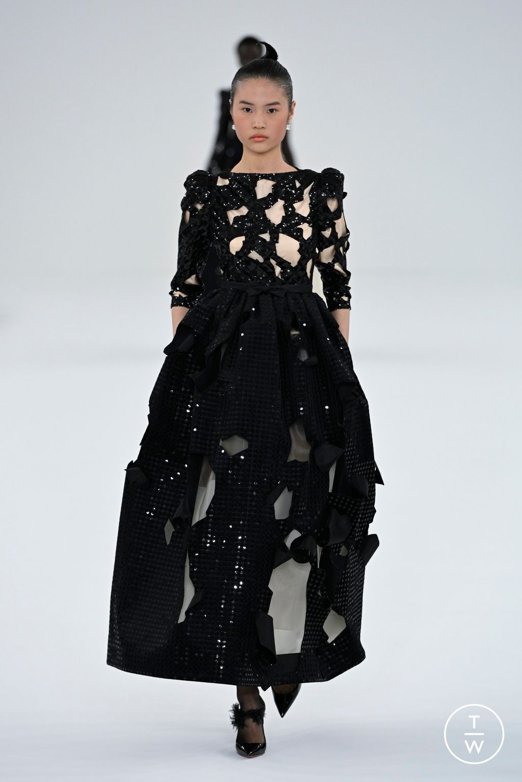 Fashion Week Paris Spring/Summer 2024 look 18 from the Viktor & Rolf collection couture