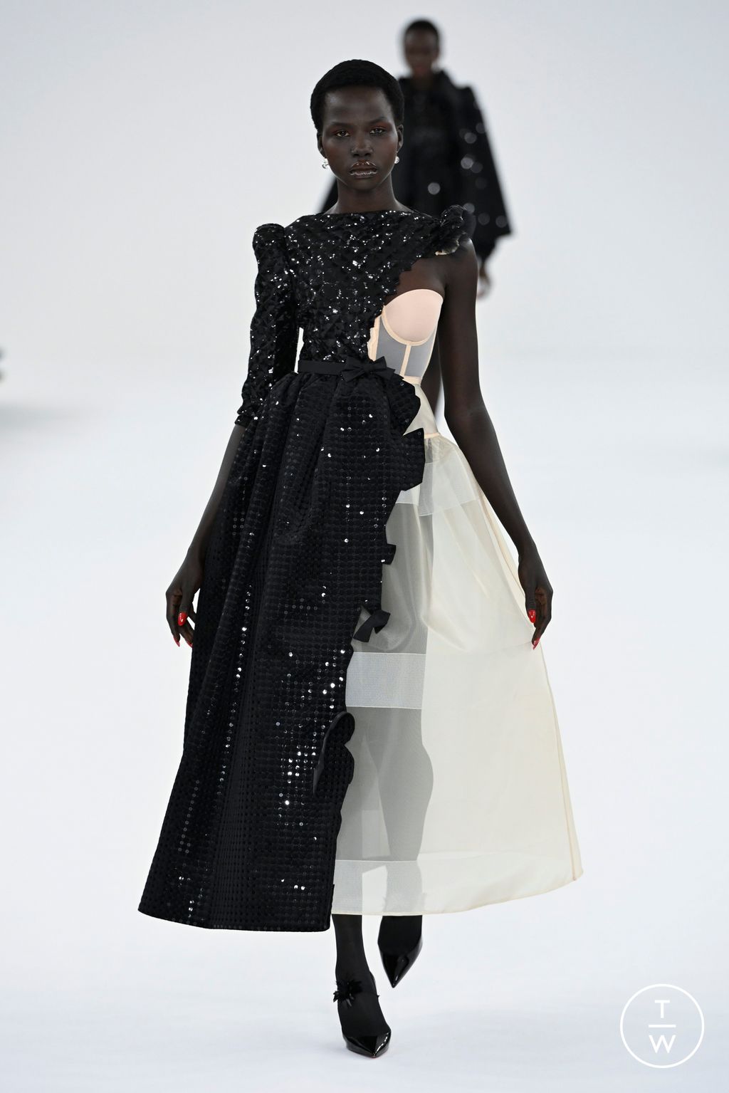 Fashion Week Paris Spring/Summer 2024 look 19 from the Viktor & Rolf collection couture