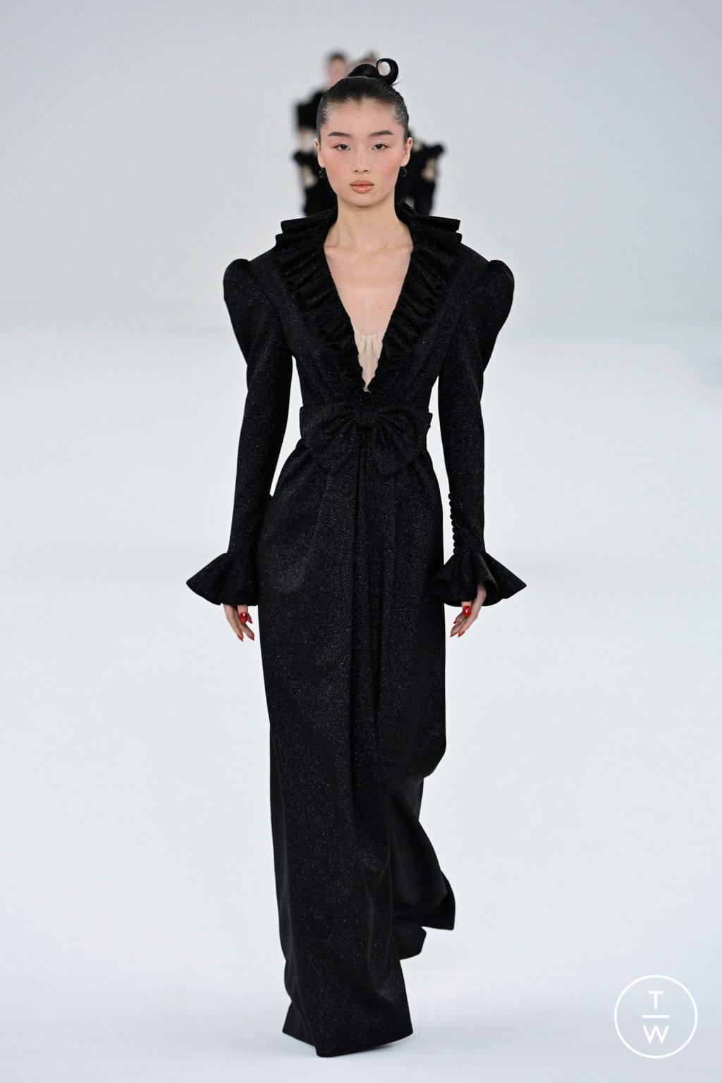 Fashion Week Paris Spring/Summer 2024 look 21 from the Viktor & Rolf collection couture