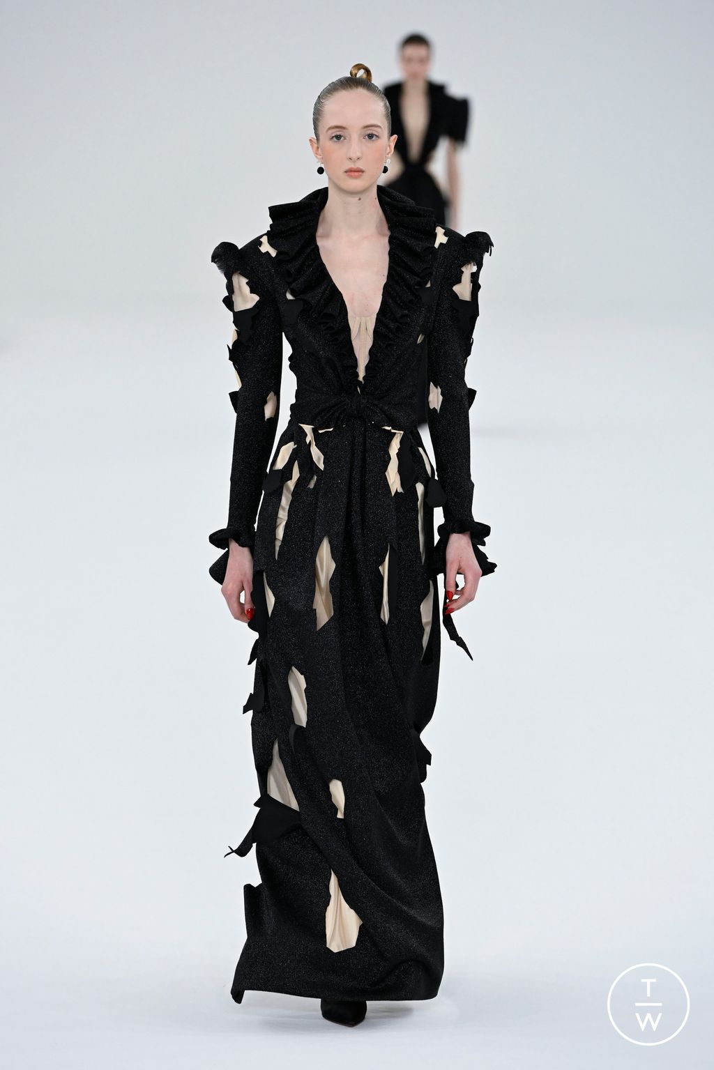 Fashion Week Paris Spring/Summer 2024 look 22 from the Viktor & Rolf collection couture