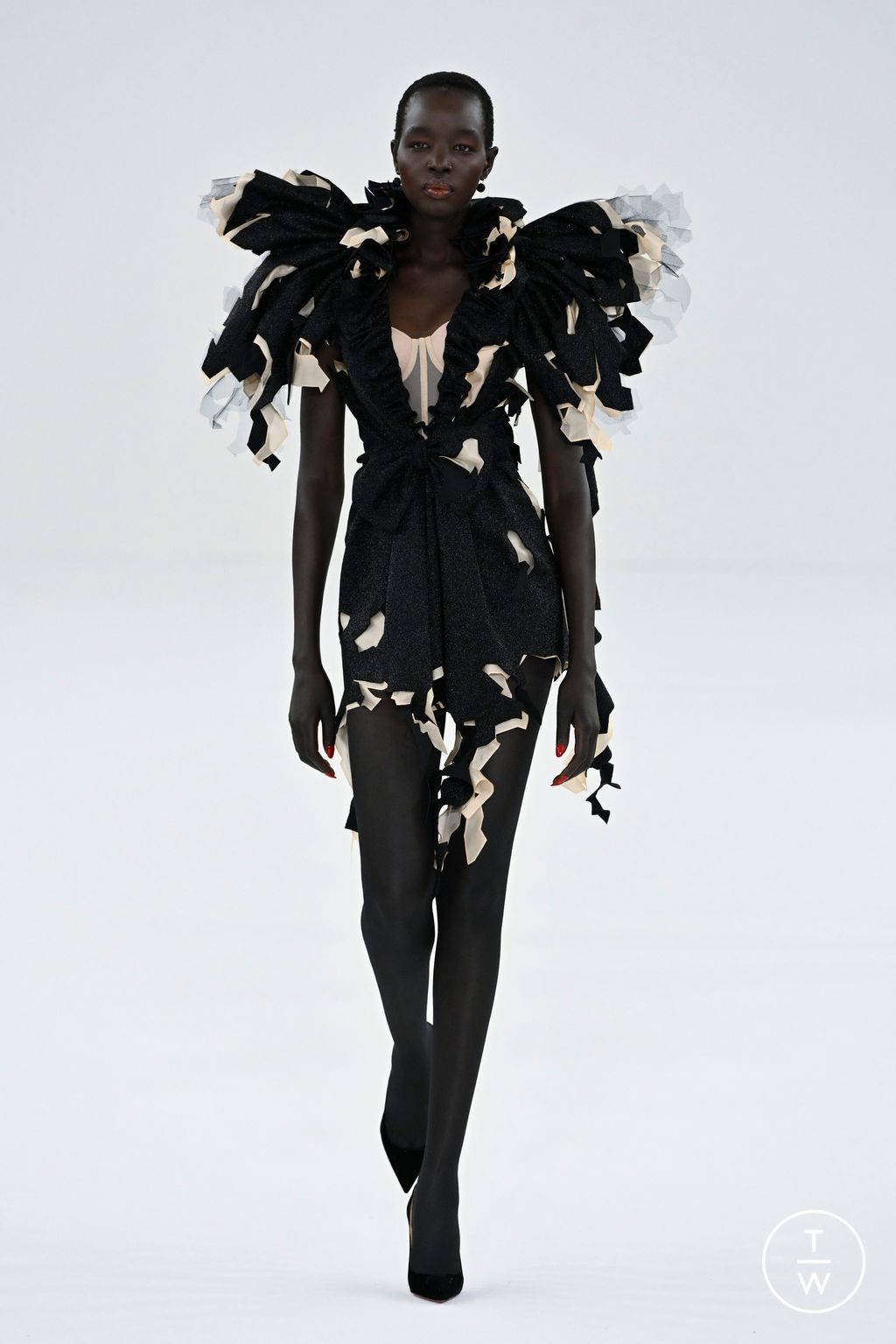 Fashion Week Paris Spring/Summer 2024 look 24 from the Viktor & Rolf collection 高级定制