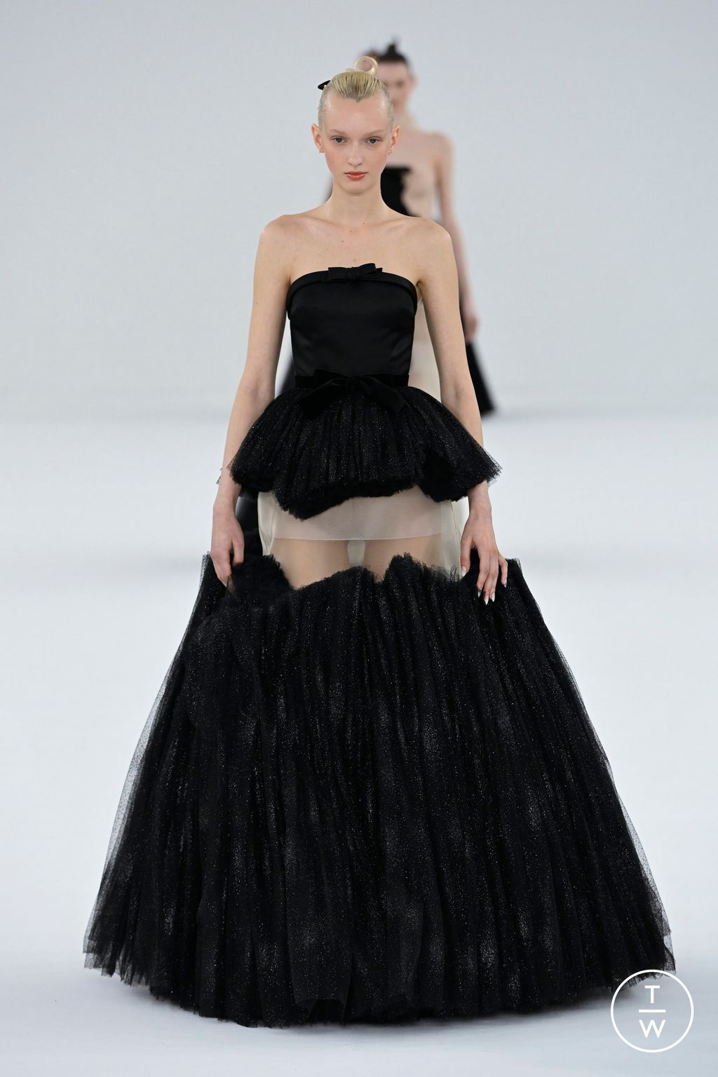 Fashion Week Paris Spring/Summer 2024 look 26 from the Viktor & Rolf collection 高级定制