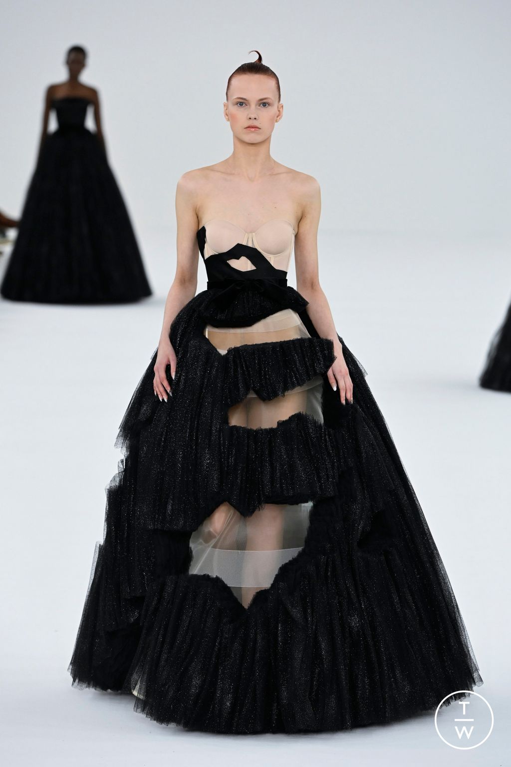 Fashion Week Paris Spring/Summer 2024 look 28 from the Viktor & Rolf collection 高级定制
