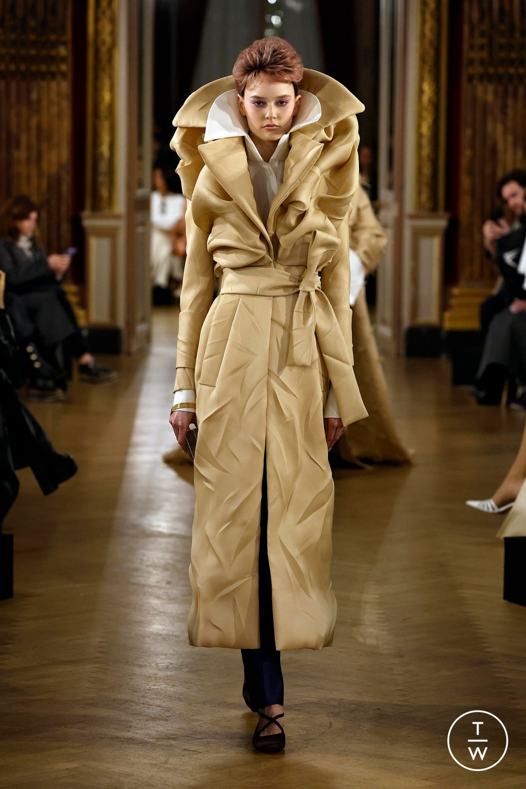 Fashion Week Paris Spring-Summer 2025 look 2 from the Viktor & Rolf collection couture