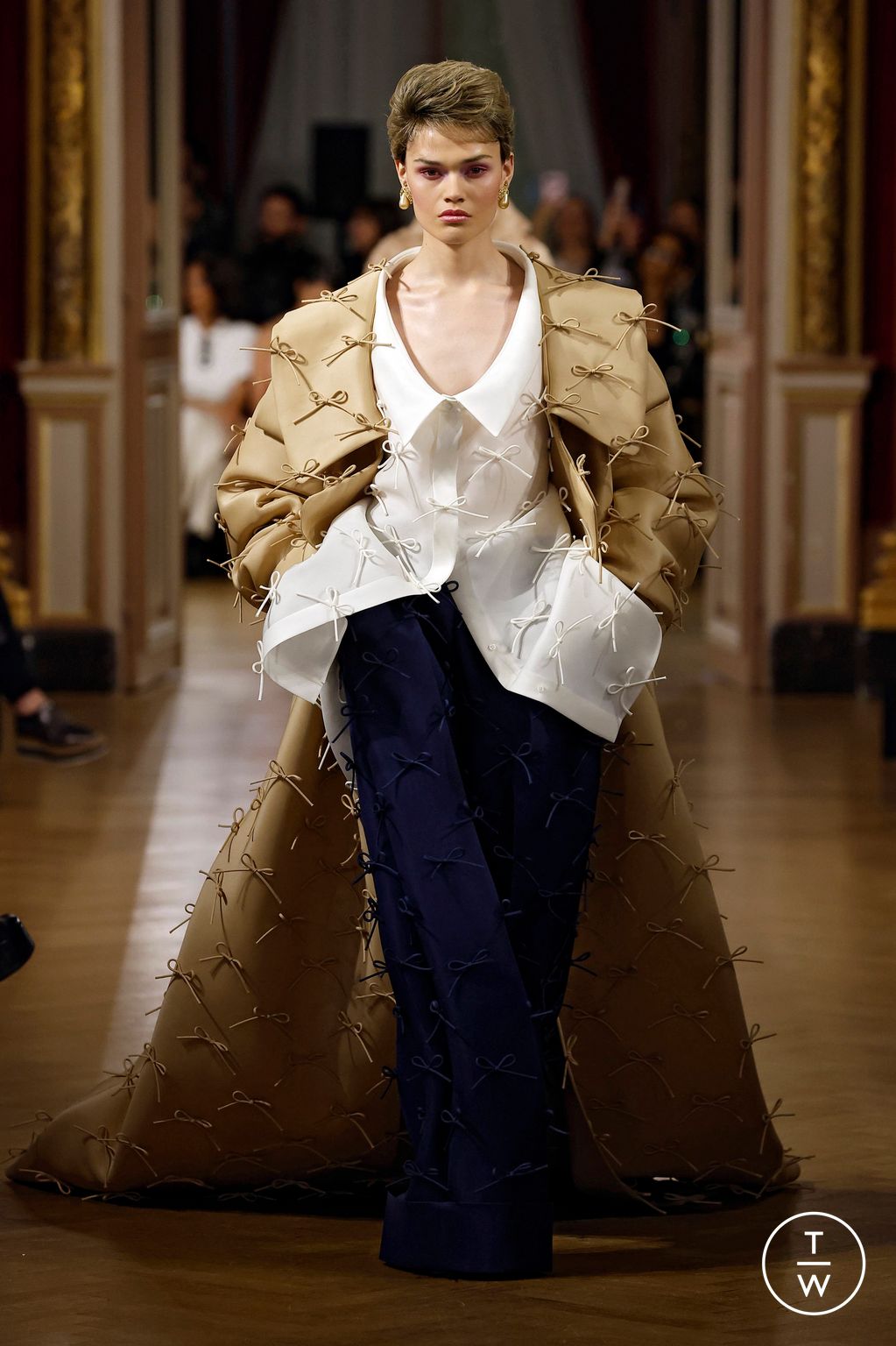 Fashion Week Paris Spring-Summer 2025 look 3 from the Viktor & Rolf collection couture