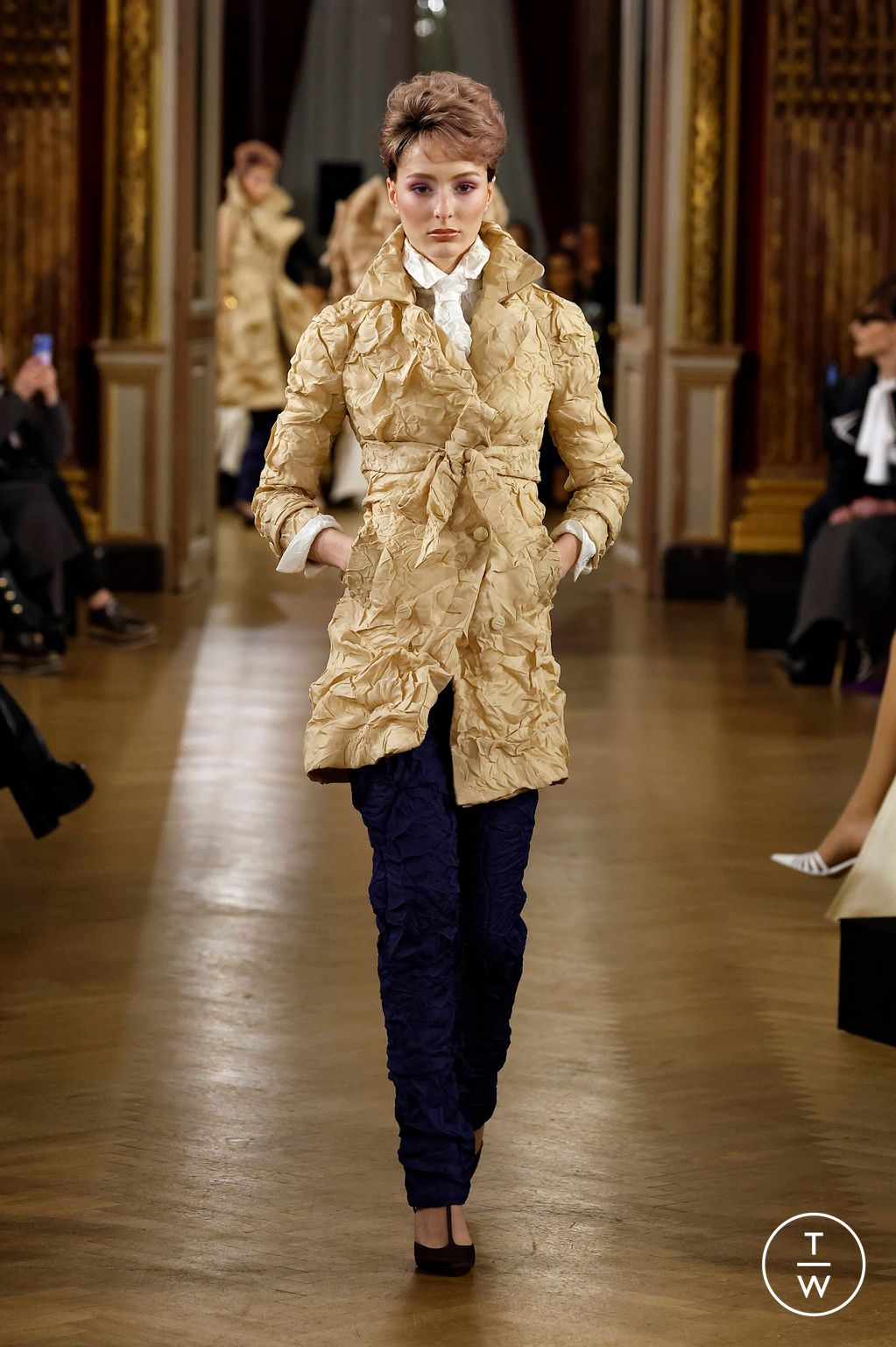 Fashion Week Paris Spring-Summer 2025 look 4 from the Viktor & Rolf collection couture