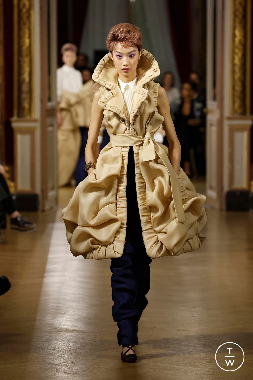 Fashion Week Paris Spring/Summer 2025 look 6 from the Viktor & Rolf collection couture