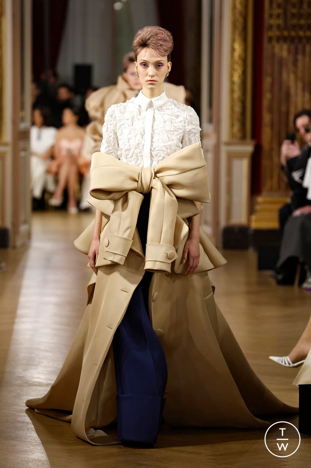 Fashion Week Paris Spring-Summer 2025 look 8 from the Viktor & Rolf collection couture