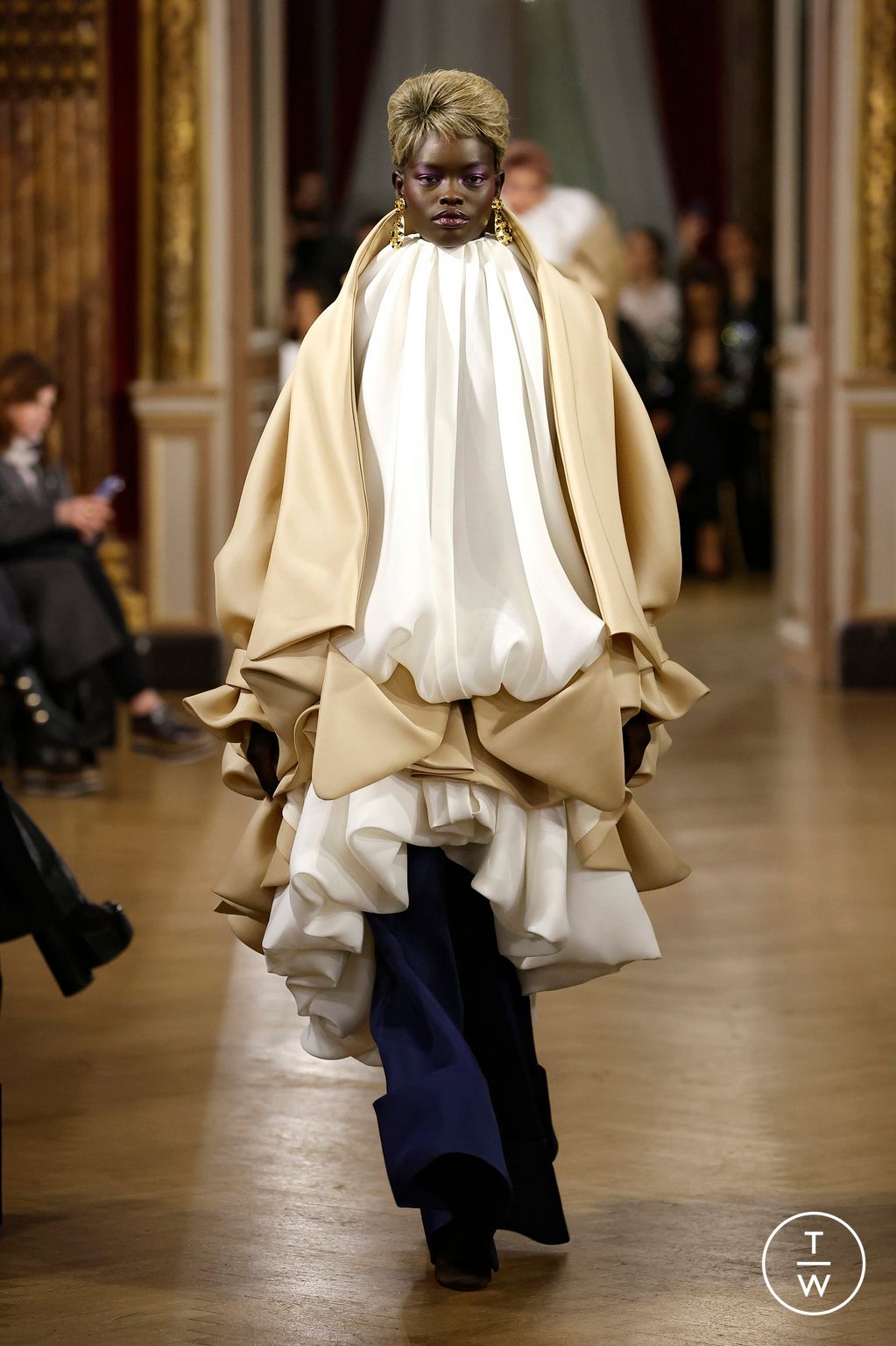 Fashion Week Paris Spring/Summer 2025 look 10 from the Viktor & Rolf collection couture