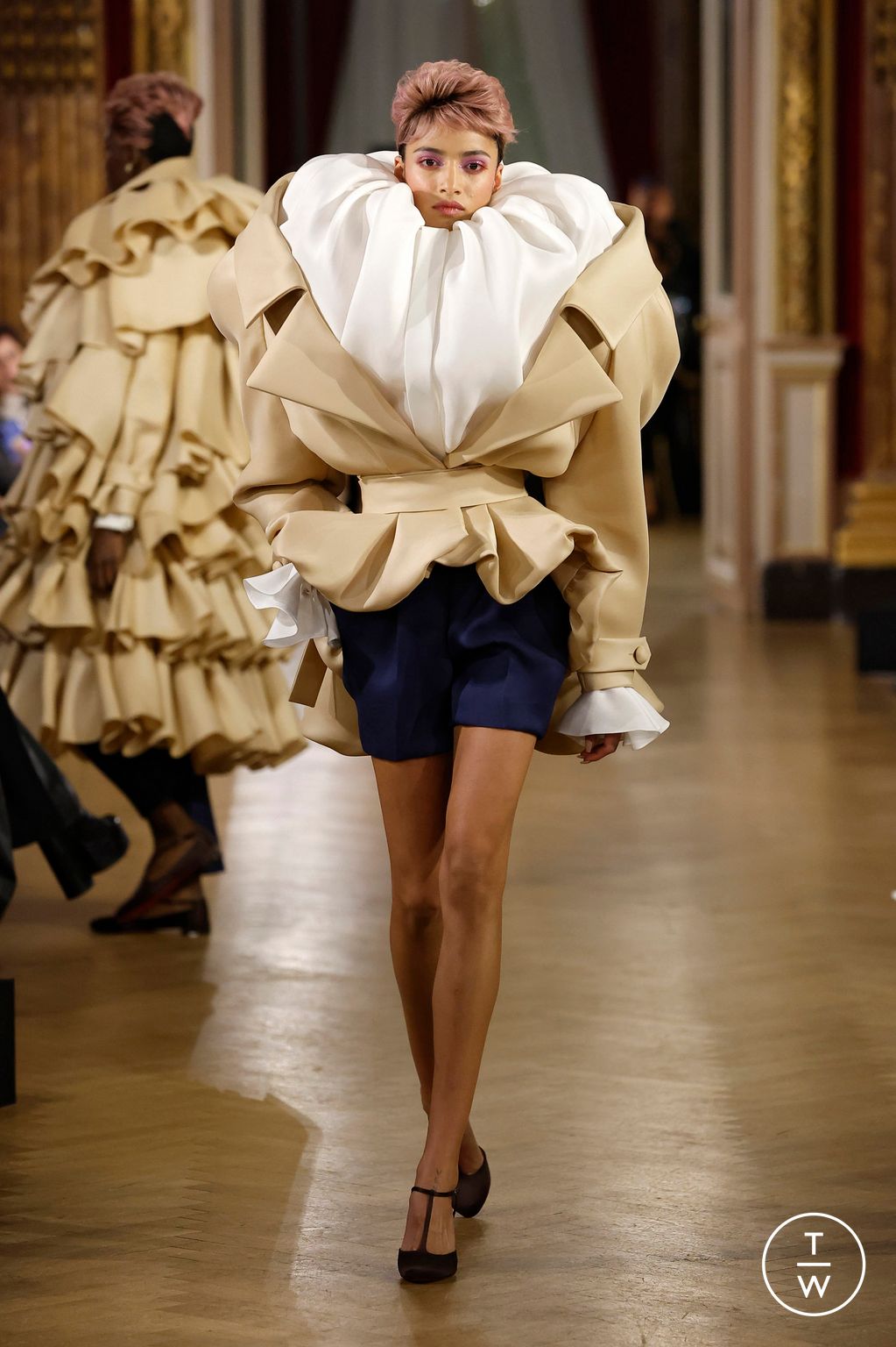 Fashion Week Paris Spring/Summer 2025 look 12 de la collection Viktor & Rolf couture