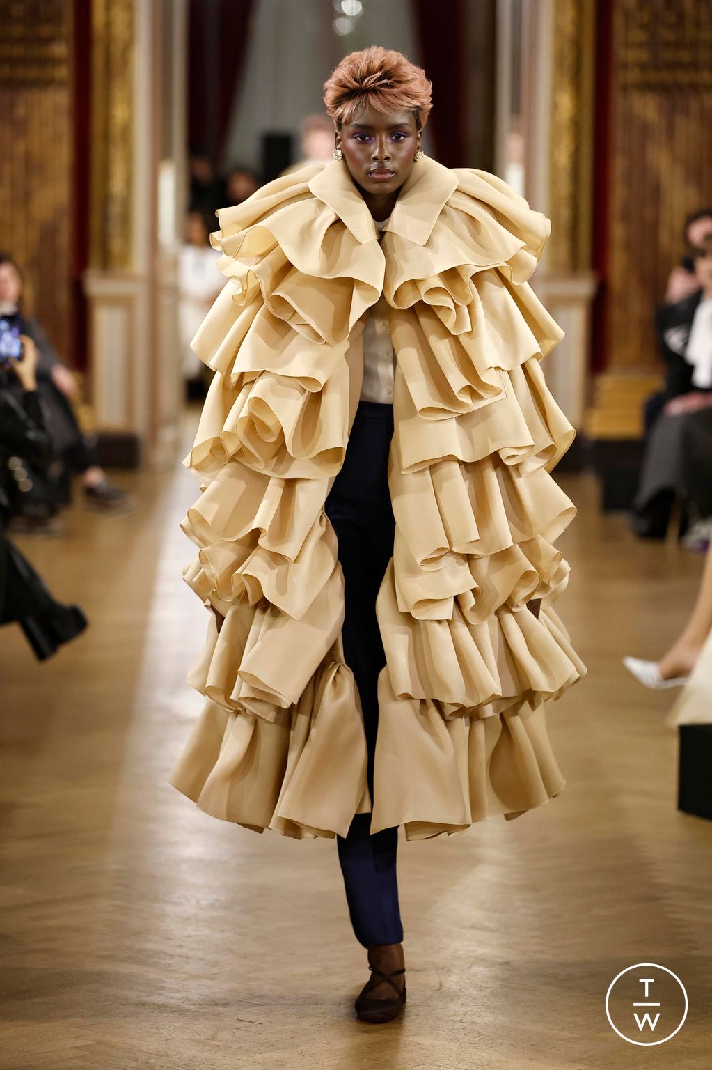 Fashion Week Paris Spring/Summer 2025 look 13 from the Viktor & Rolf collection couture