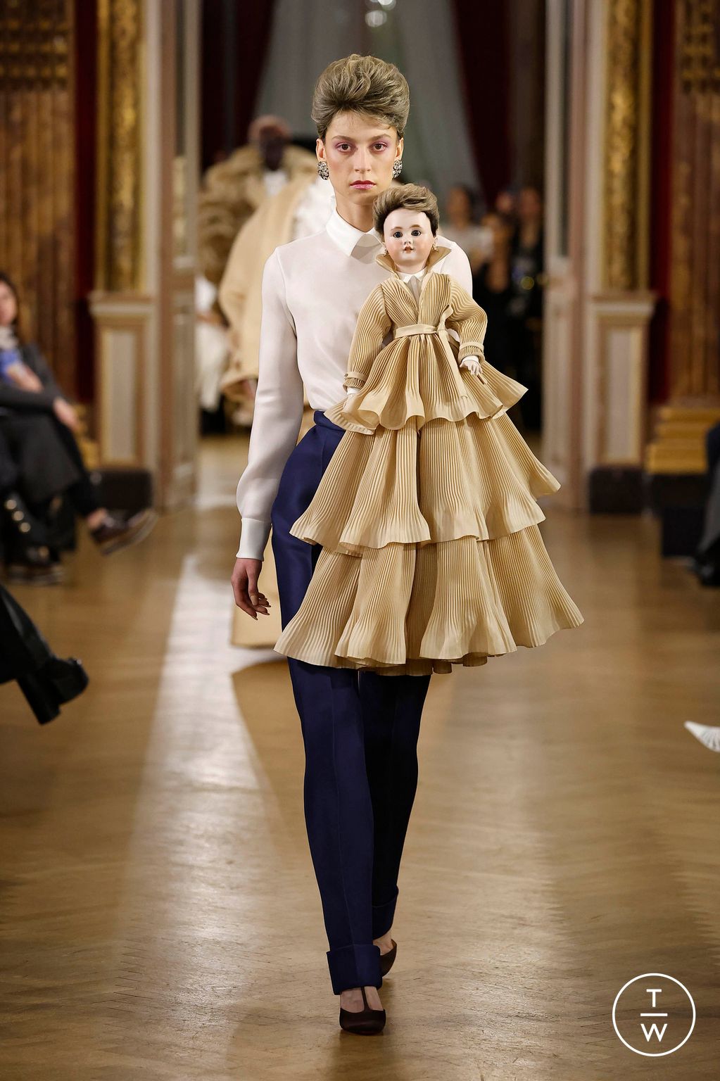 Fashion Week Paris Spring/Summer 2025 look 14 from the Viktor & Rolf collection couture