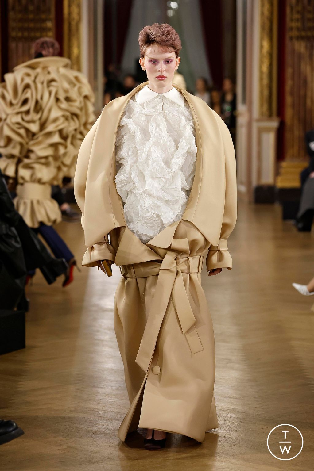 Fashion Week Paris Spring-Summer 2025 look 15 from the Viktor & Rolf collection couture