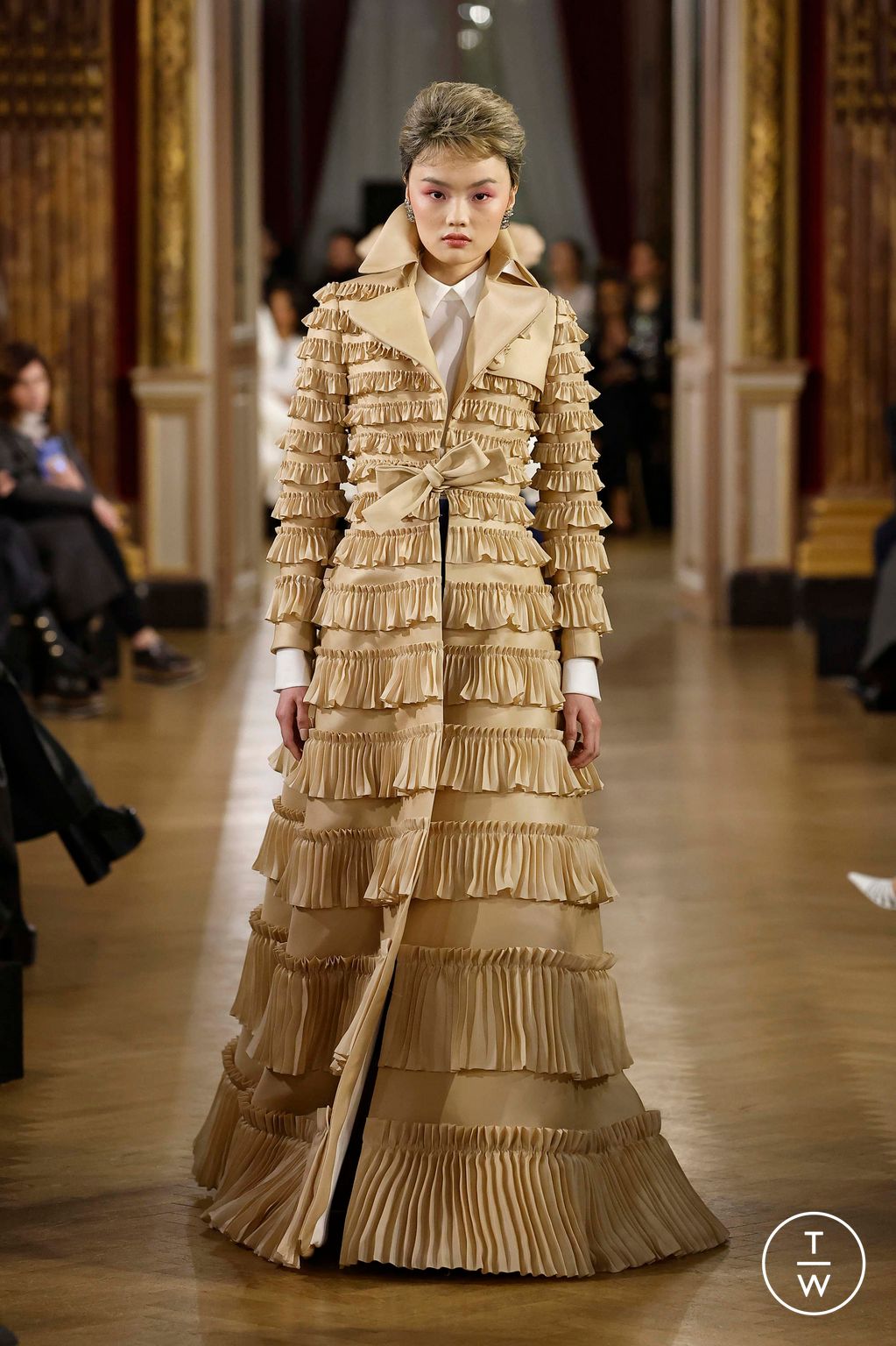 Fashion Week Paris Spring/Summer 2025 look 17 from the Viktor & Rolf collection couture