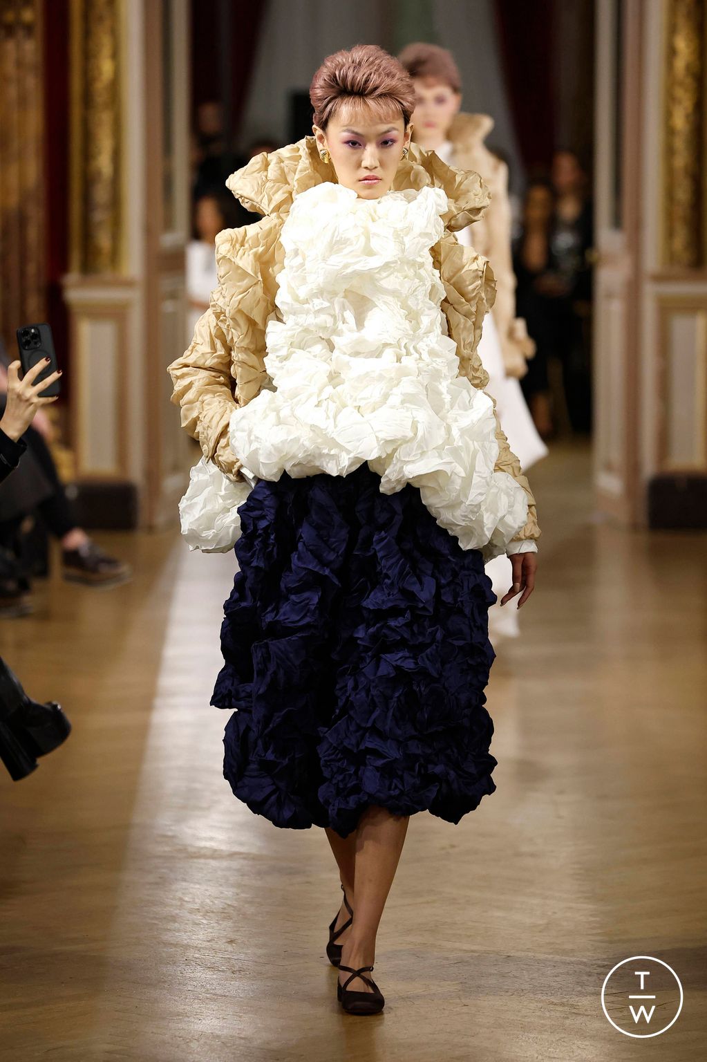 Fashion Week Paris Spring-Summer 2025 look 18 from the Viktor & Rolf collection couture