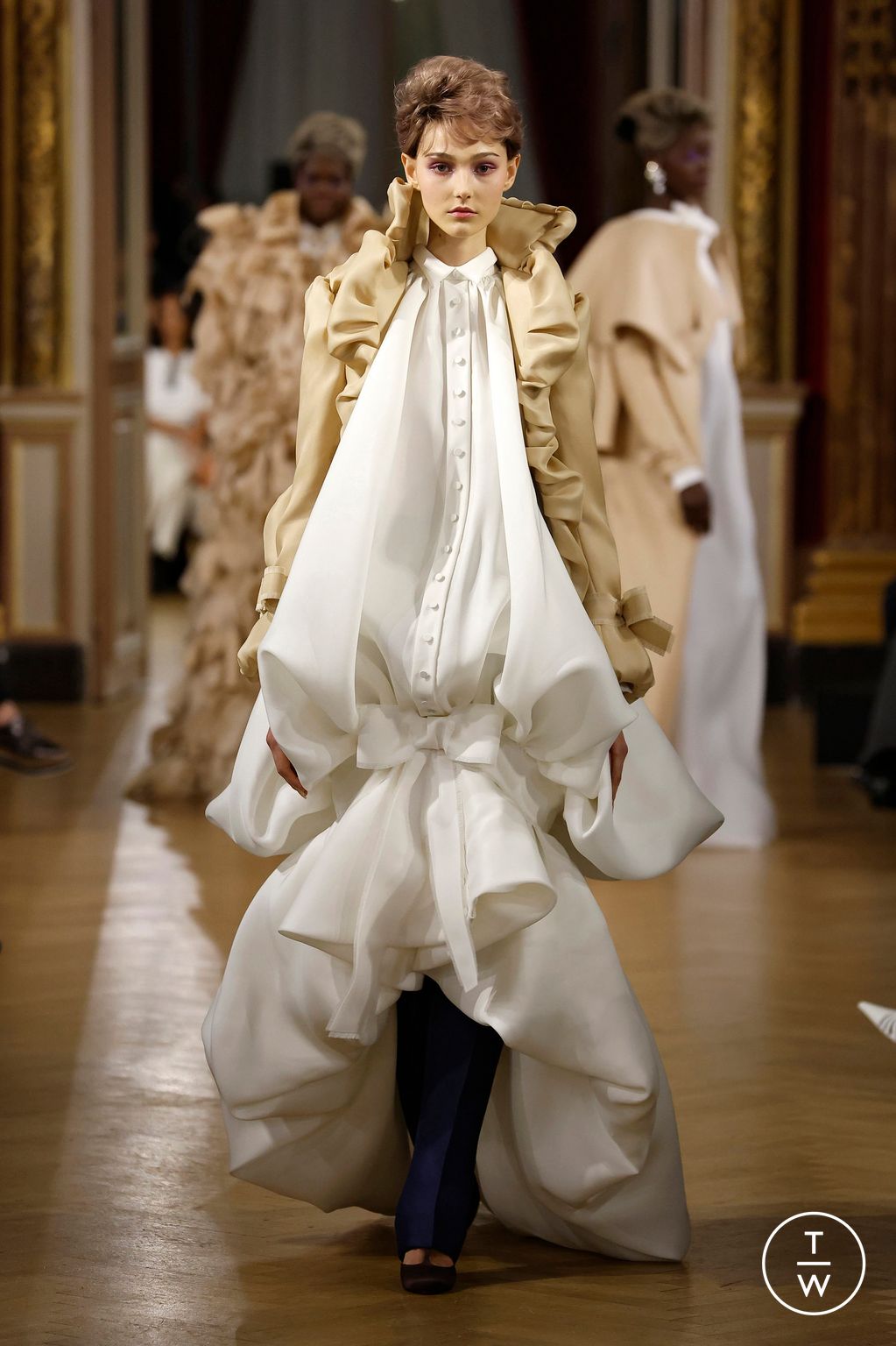 Fashion Week Paris Spring/Summer 2025 look 19 from the Viktor & Rolf collection couture