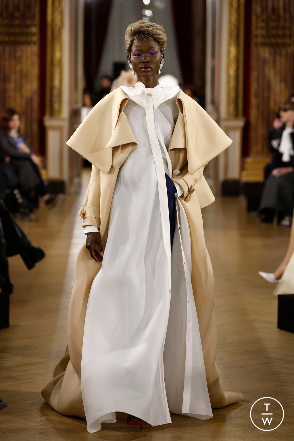 Fashion Week Paris Spring/Summer 2025 look 20 de la collection Viktor & Rolf couture