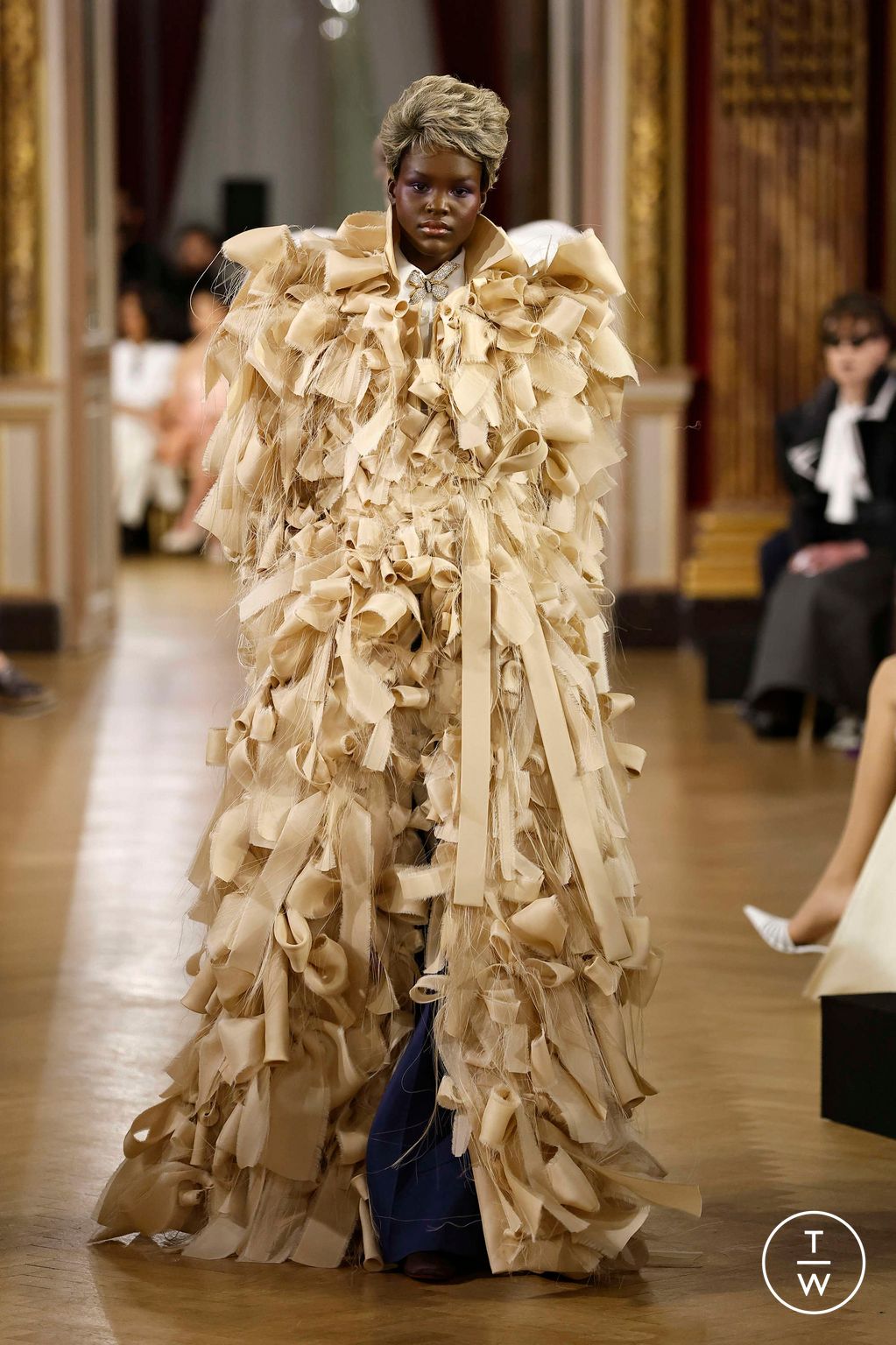 Fashion Week Paris Spring/Summer 2025 look 21 de la collection Viktor & Rolf couture