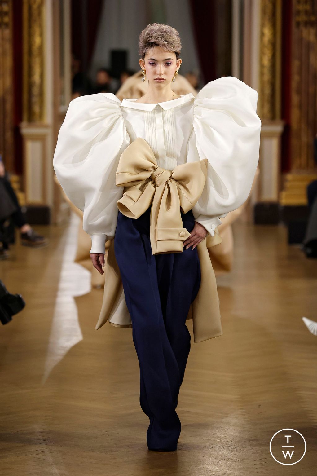 Fashion Week Paris Spring-Summer 2025 look 22 from the Viktor & Rolf collection couture