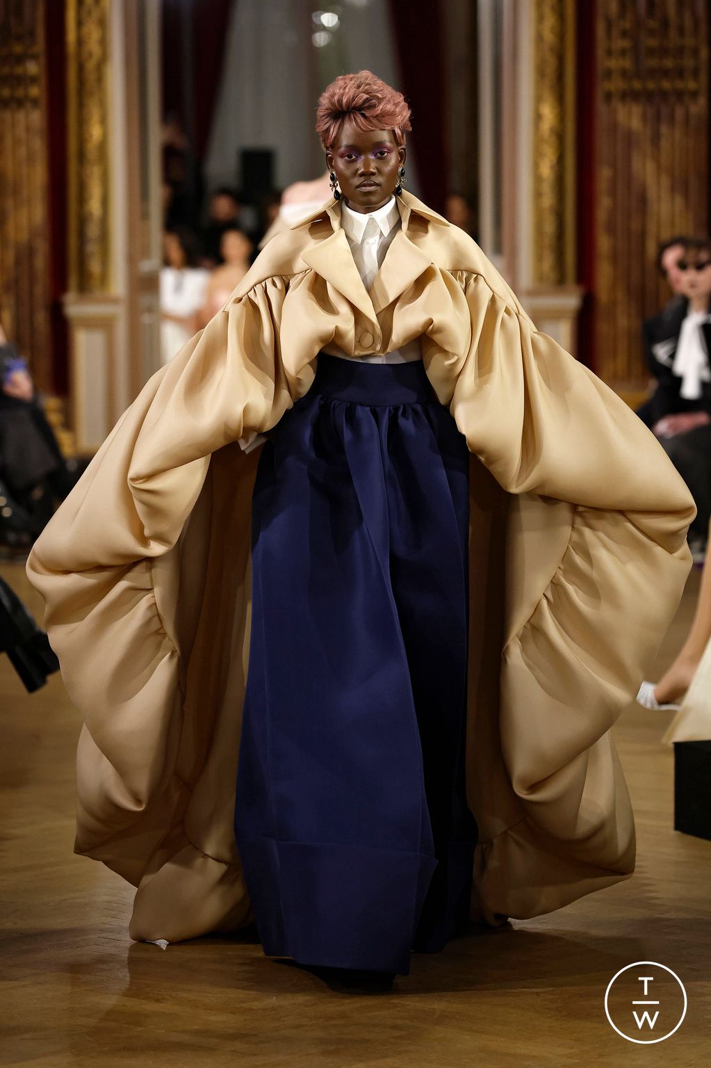 Fashion Week Paris Spring-Summer 2025 look 23 from the Viktor & Rolf collection couture