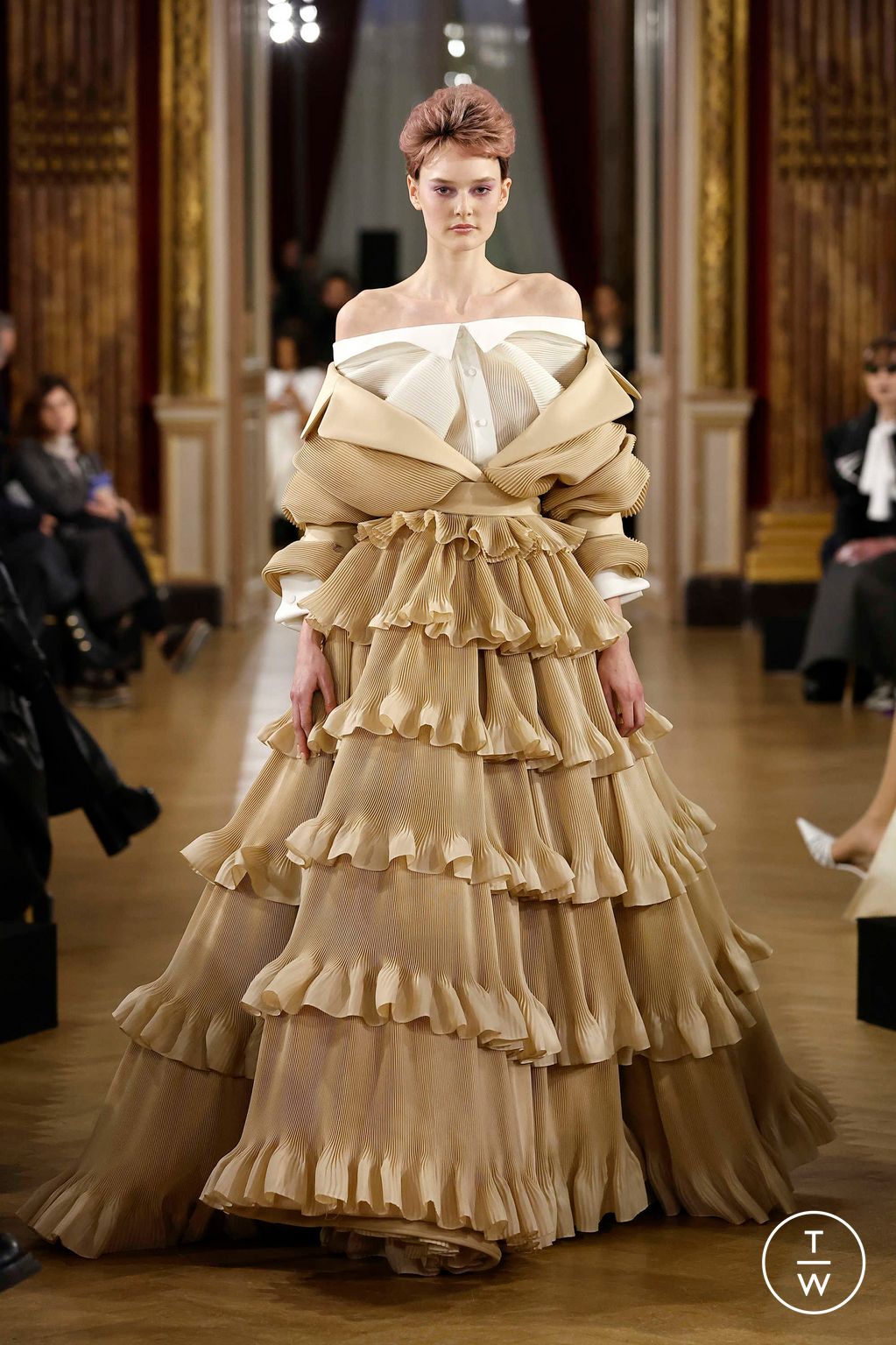 Fashion Week Paris Spring/Summer 2025 look 24 de la collection Viktor & Rolf couture