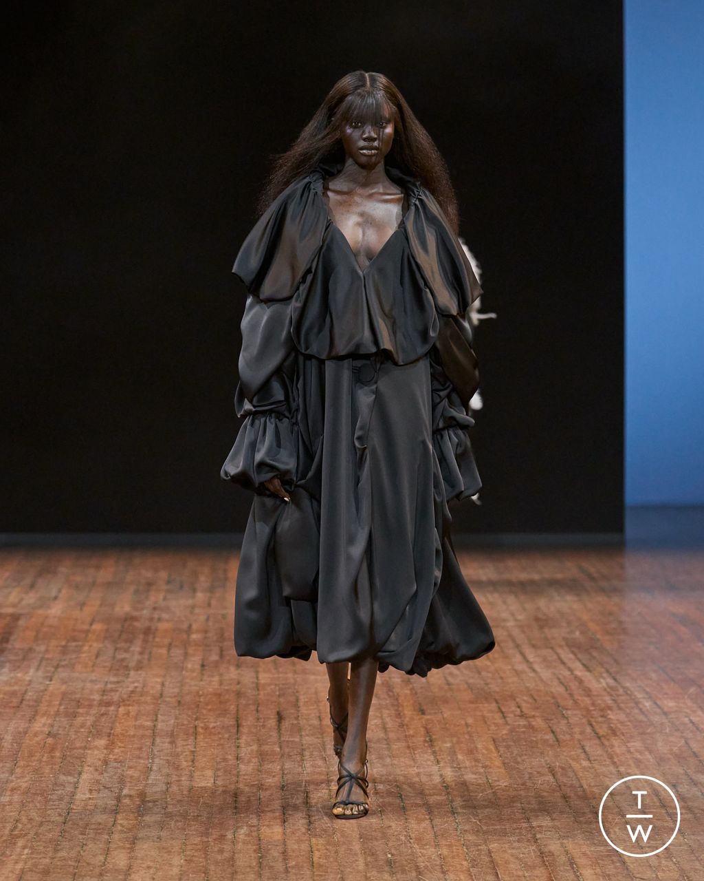 Fashion Week Paris Fall/Winter 2025 look 2 from the Viktor & Rolf collection 高级定制