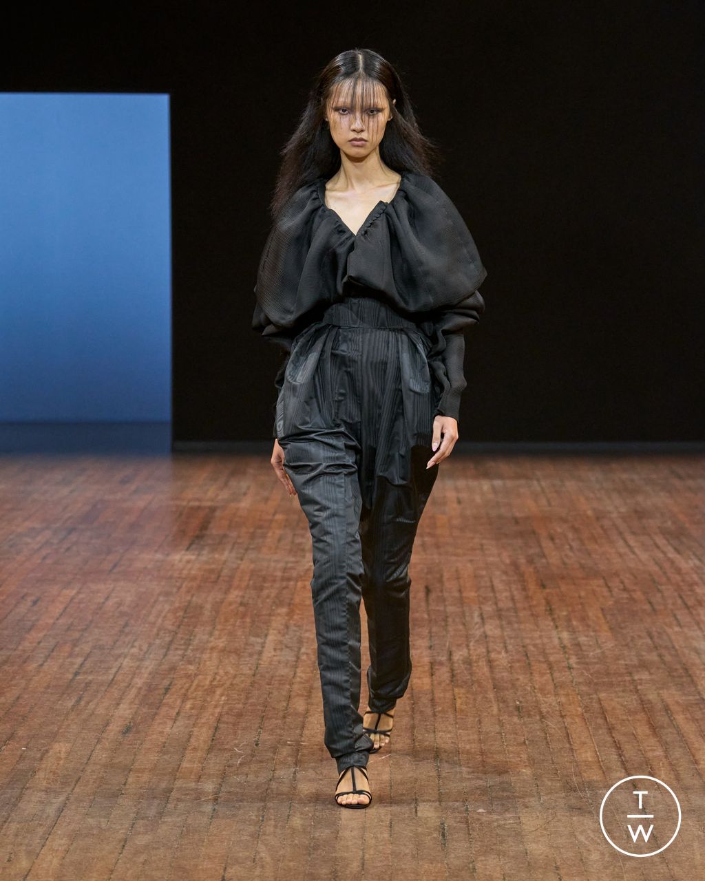 Fashion Week Paris Fall/Winter 2025 look 6 from the Viktor & Rolf collection couture