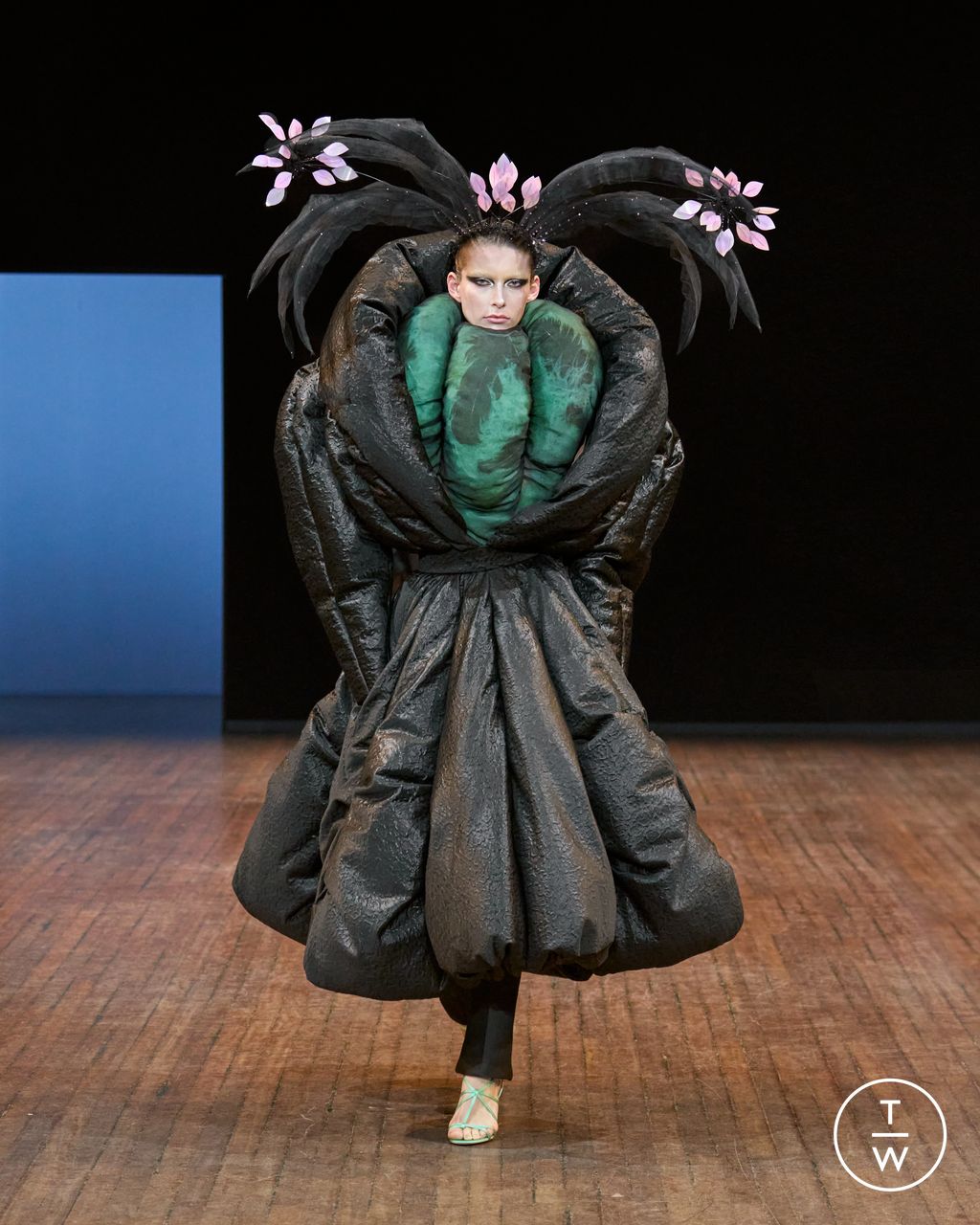 Fashion Week Paris Fall/Winter 2025 look 7 from the Viktor & Rolf collection couture