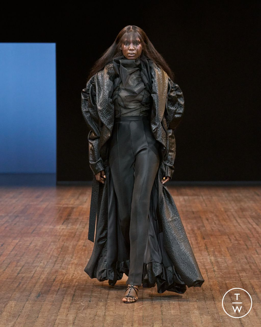 Fashion Week Paris Fall/Winter 2025 look 8 from the Viktor & Rolf collection couture