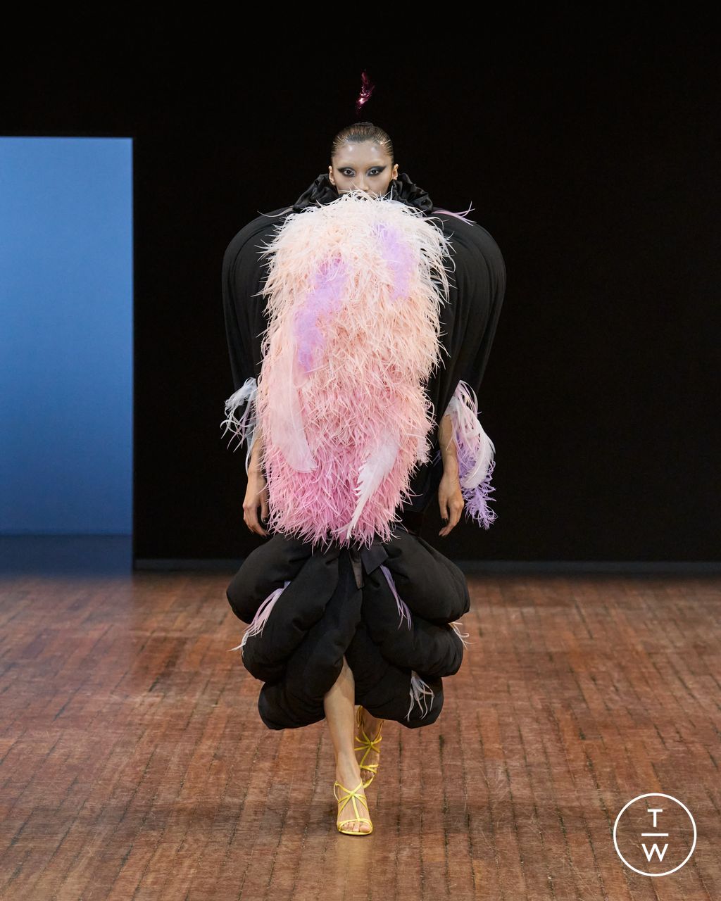 Fashion Week Paris Fall/Winter 2025 look 9 from the Viktor & Rolf collection couture