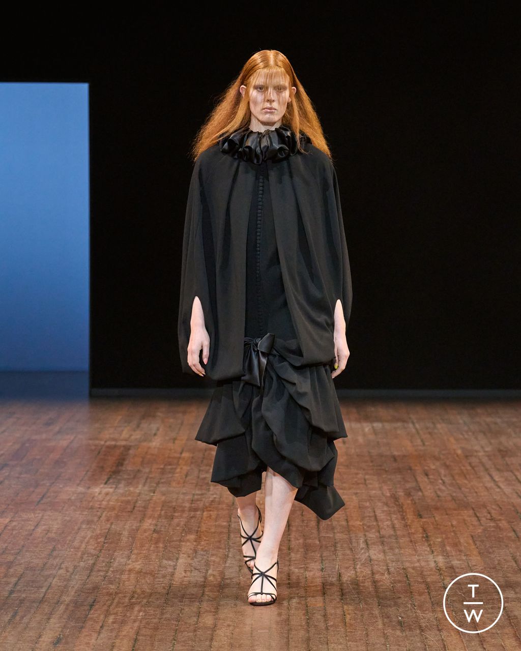 Fashion Week Paris Fall/Winter 2025 look 10 from the Viktor & Rolf collection 高级定制