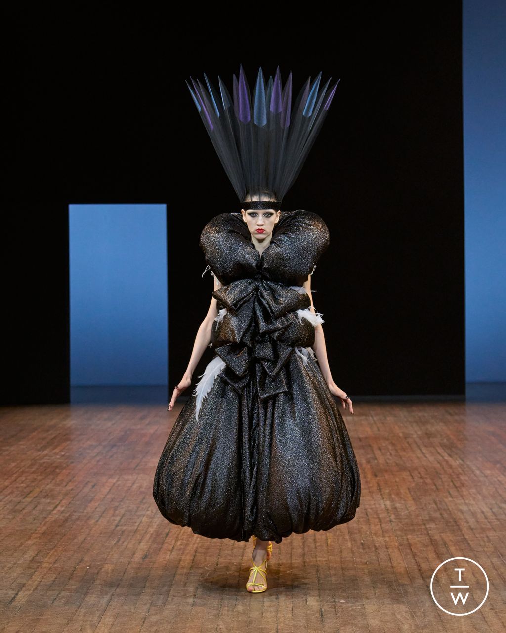 Fashion Week Paris Fall/Winter 2025 look 11 from the Viktor & Rolf collection couture