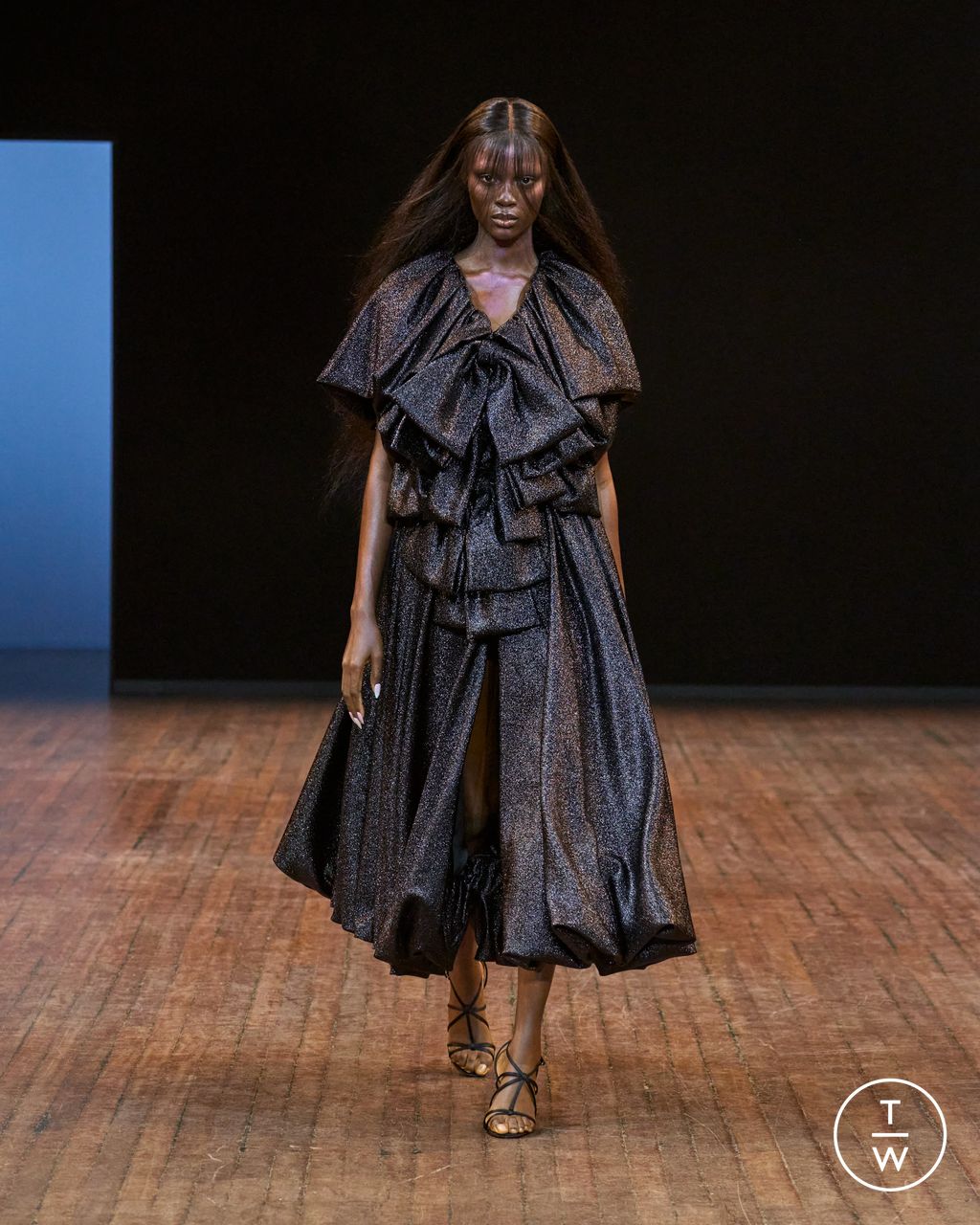 Fashion Week Paris Fall/Winter 2025 look 12 from the Viktor & Rolf collection couture