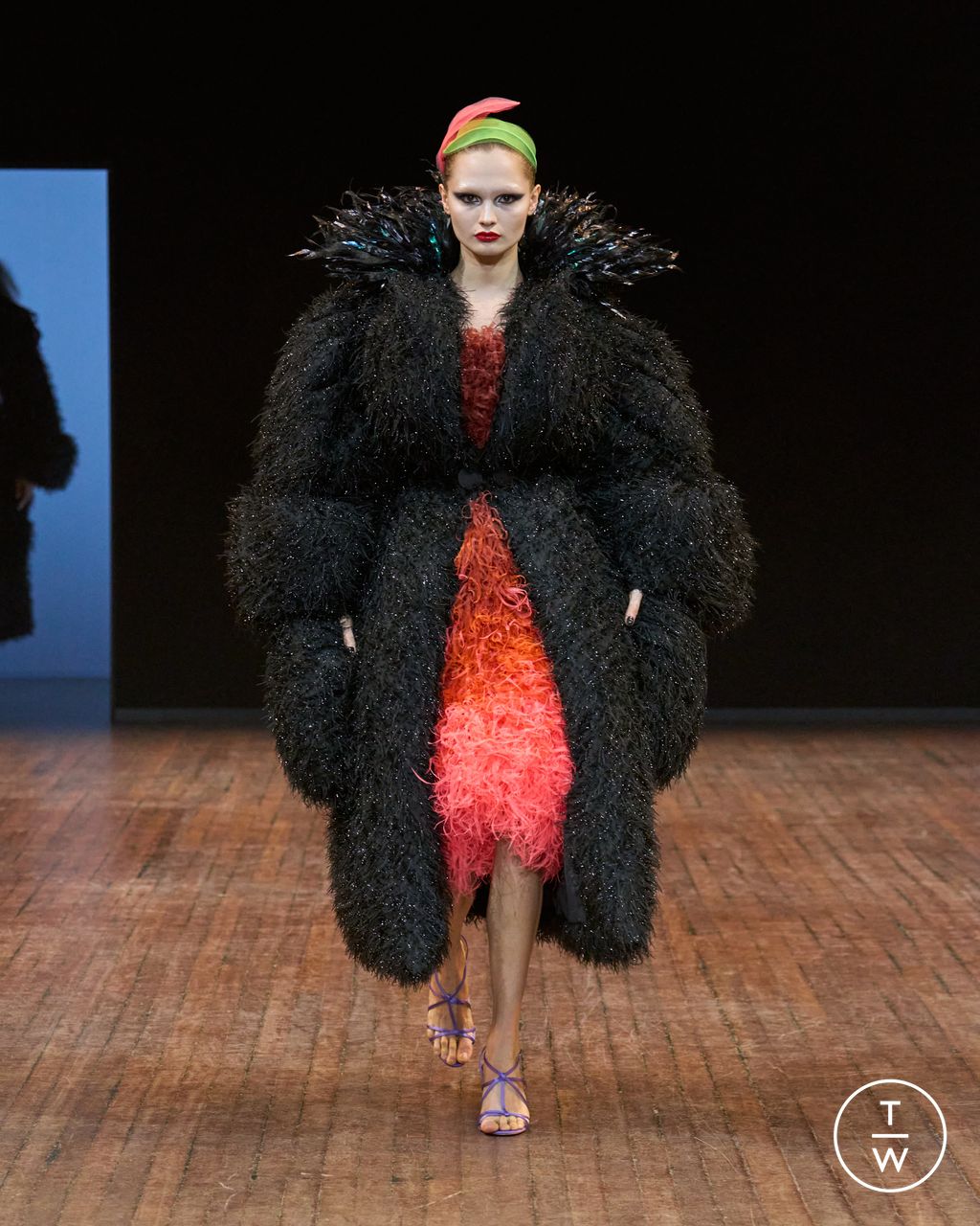 Fashion Week Paris Fall/Winter 2025 look 13 from the Viktor & Rolf collection 高级定制